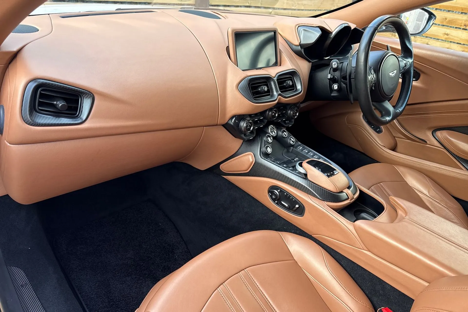 Aston Martin Vantage thumbnail image number 29