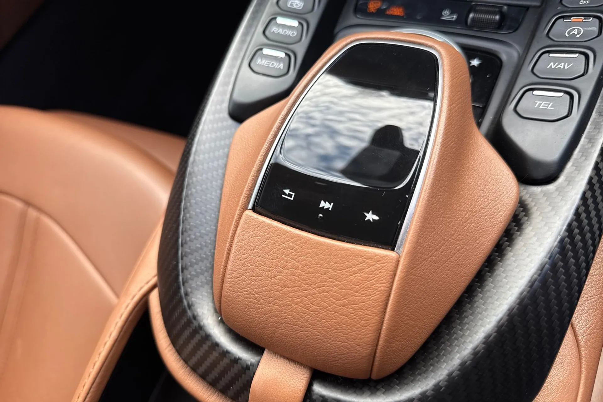 Aston Martin Vantage thumbnail image number 55