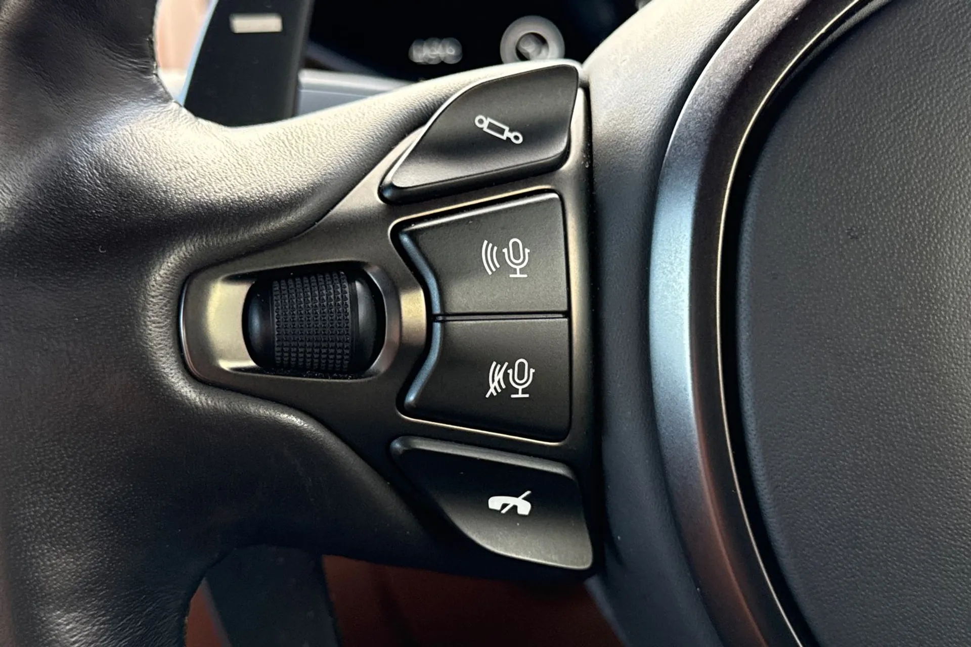 Aston Martin Vantage thumbnail image number 38