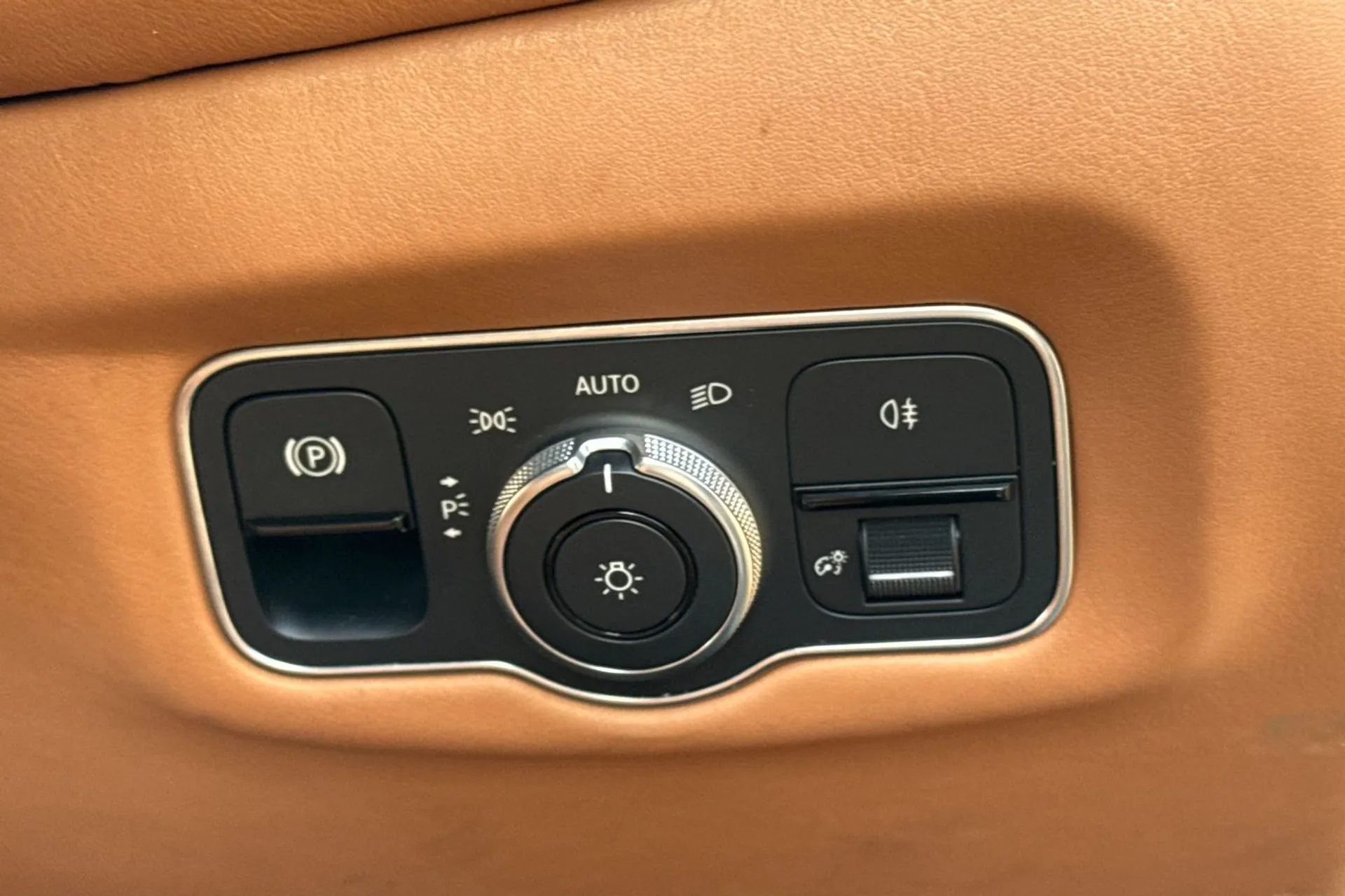 Aston Martin Vantage thumbnail image number 46