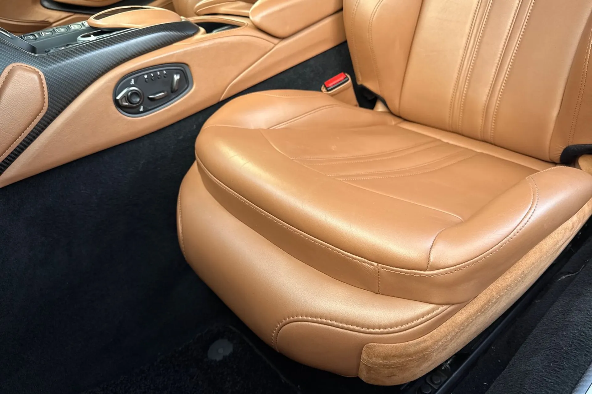 Aston Martin Vantage thumbnail image number 33