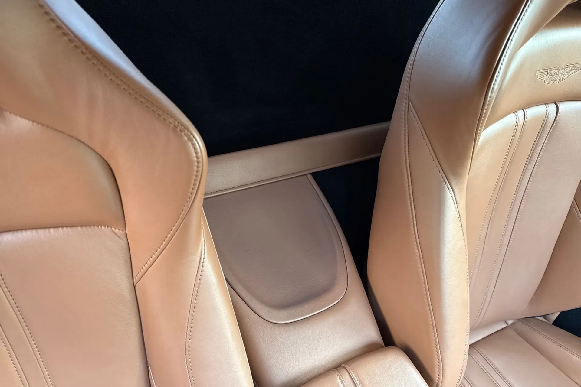 Aston Martin Vantage thumbnail image number 25