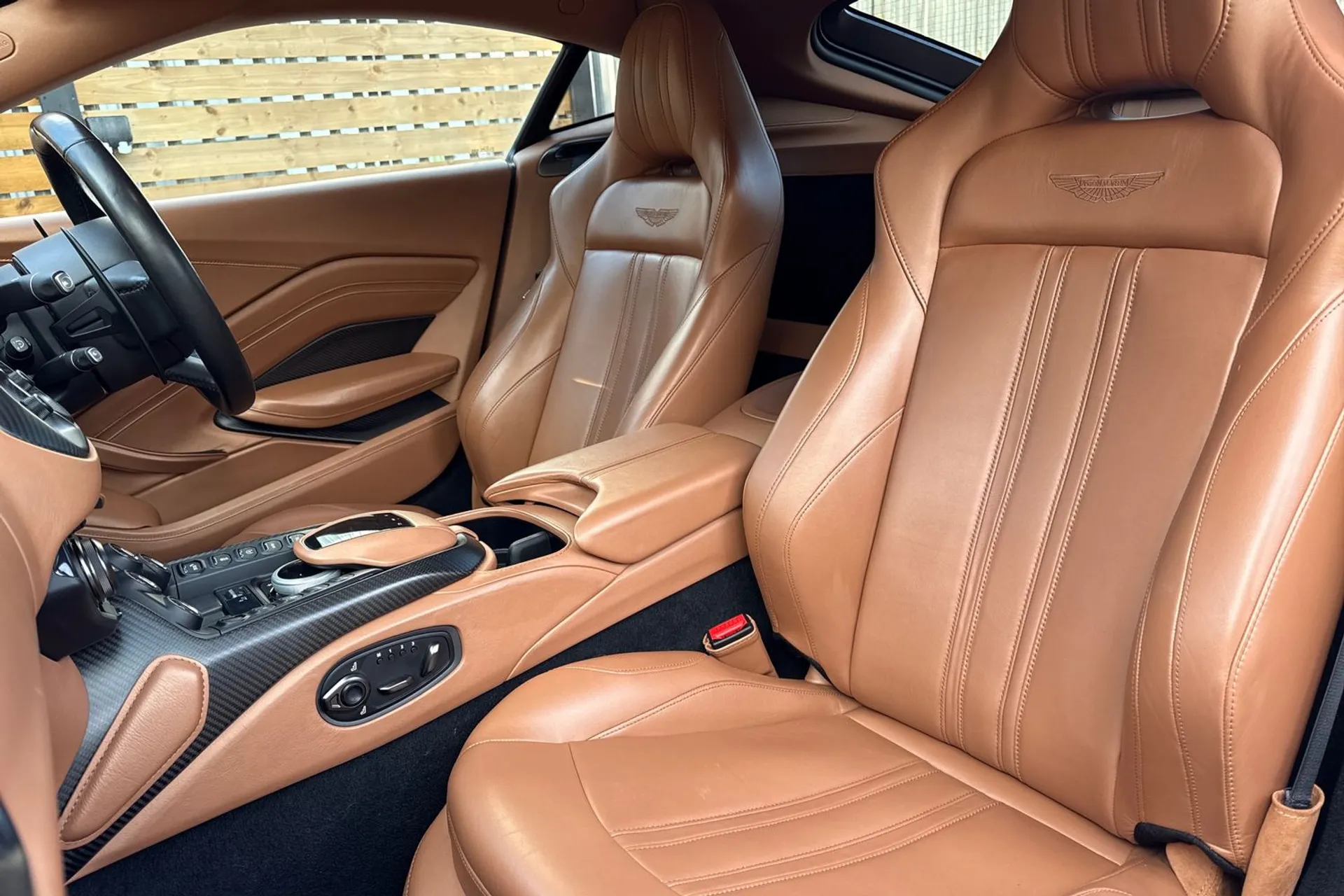 Aston Martin Vantage thumbnail image number 30