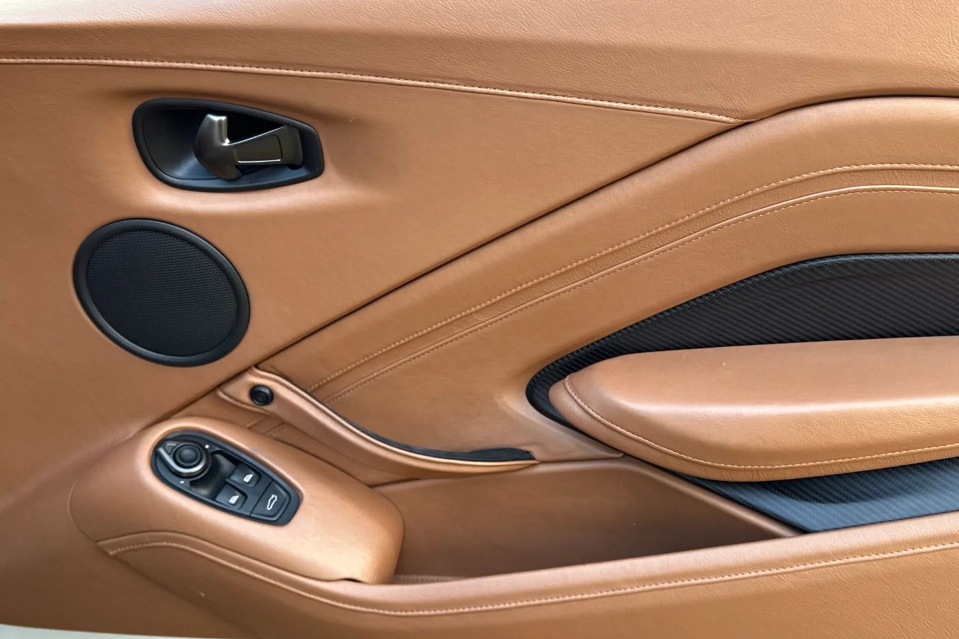 Aston Martin Vantage thumbnail image number 41