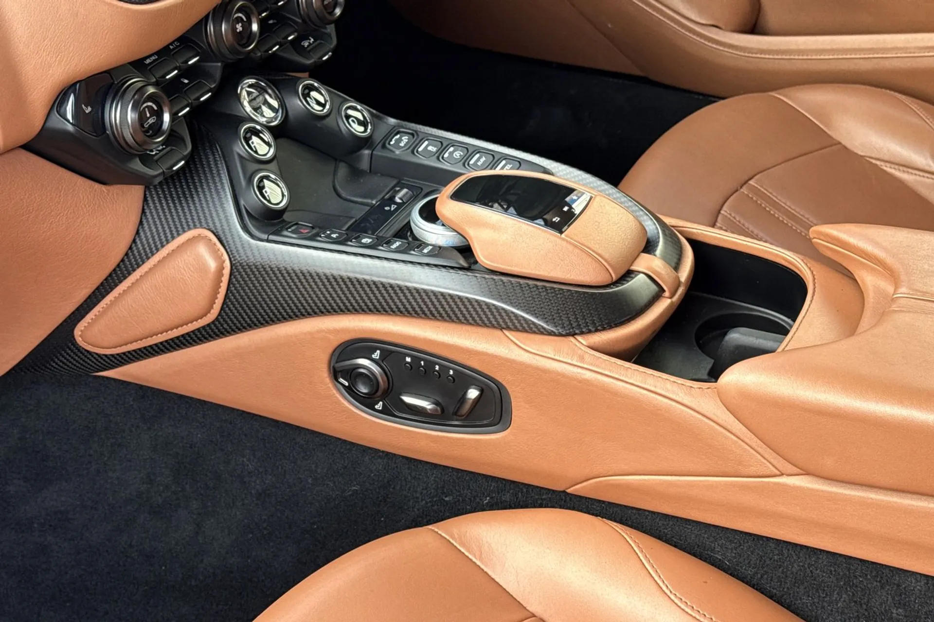 Aston Martin Vantage thumbnail image number 32