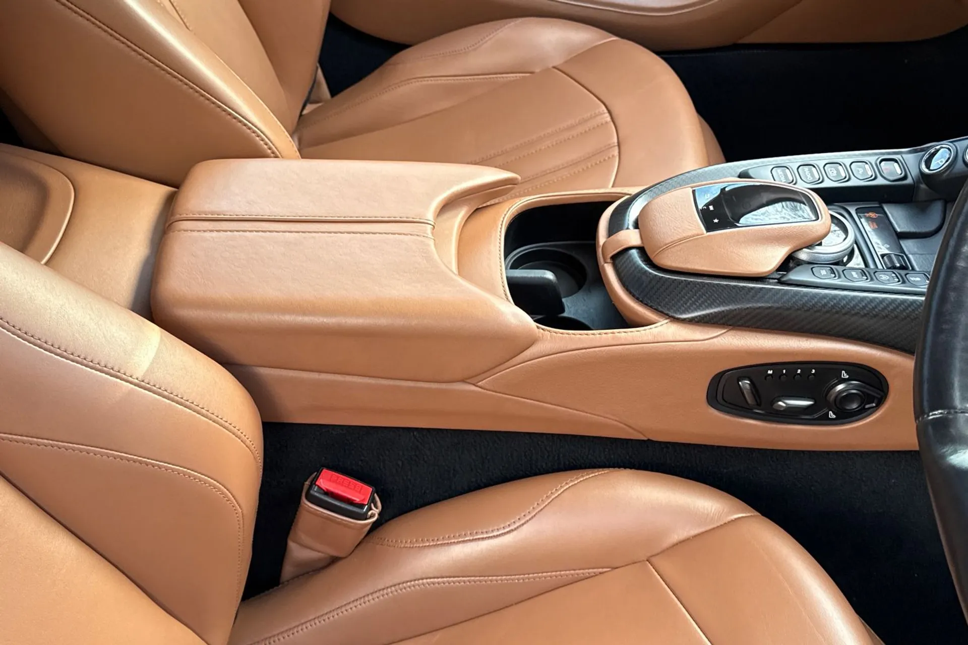 Aston Martin Vantage thumbnail image number 42