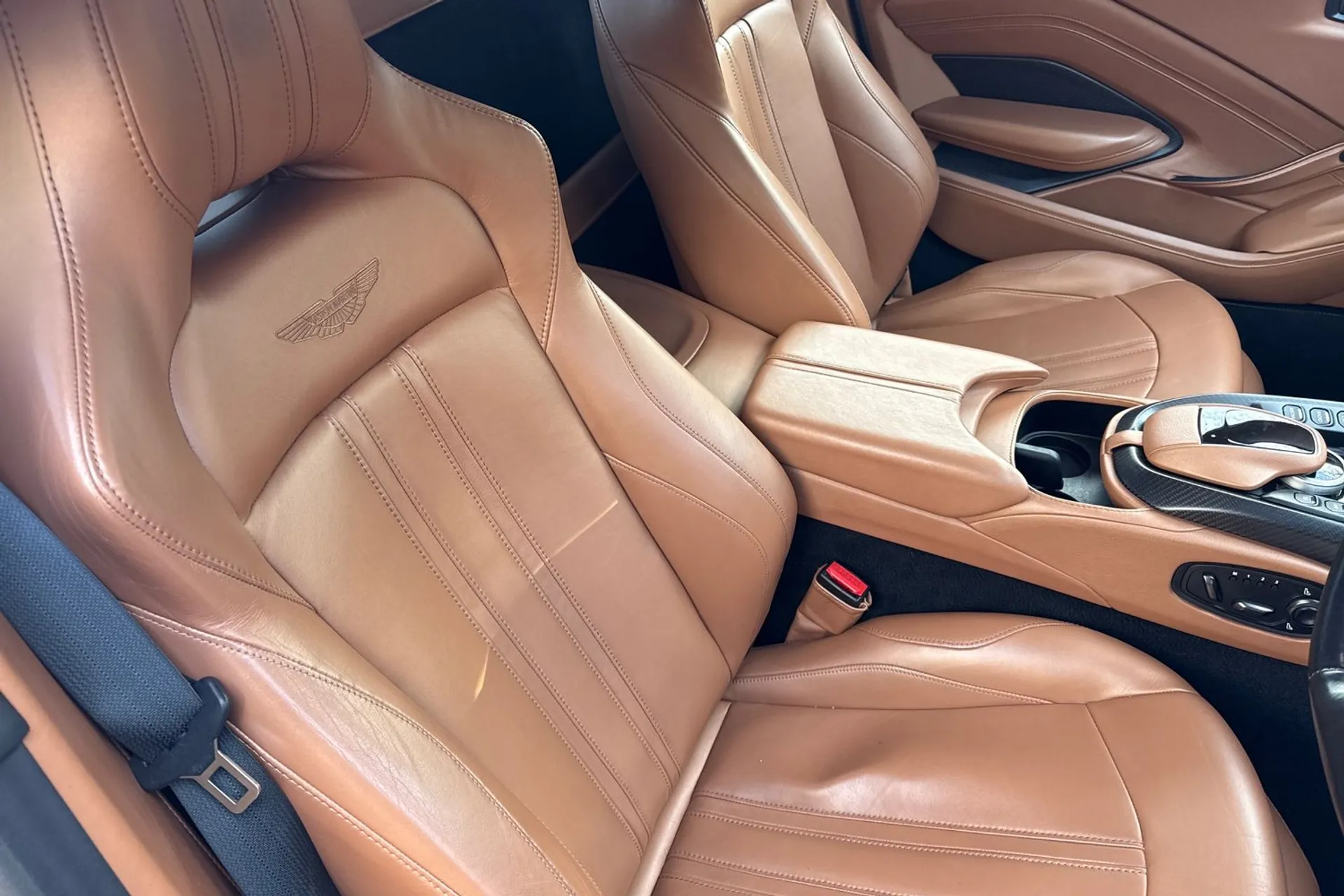 Aston Martin Vantage thumbnail image number 24