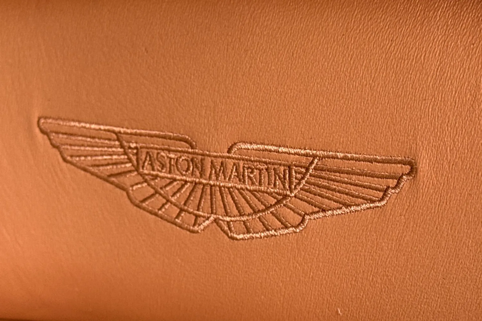 Aston Martin Vantage thumbnail image number 34