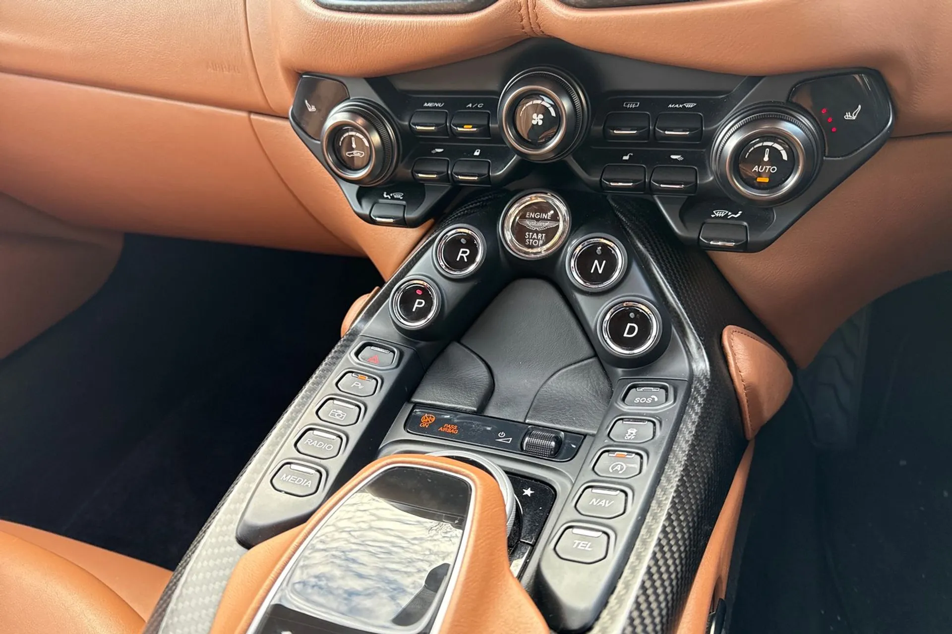 Aston Martin Vantage thumbnail image number 54