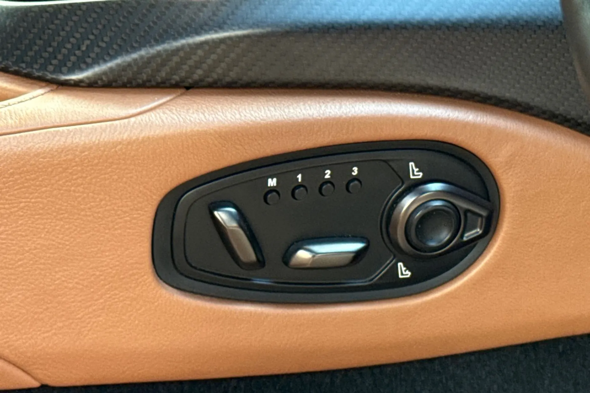 Aston Martin Vantage thumbnail image number 57