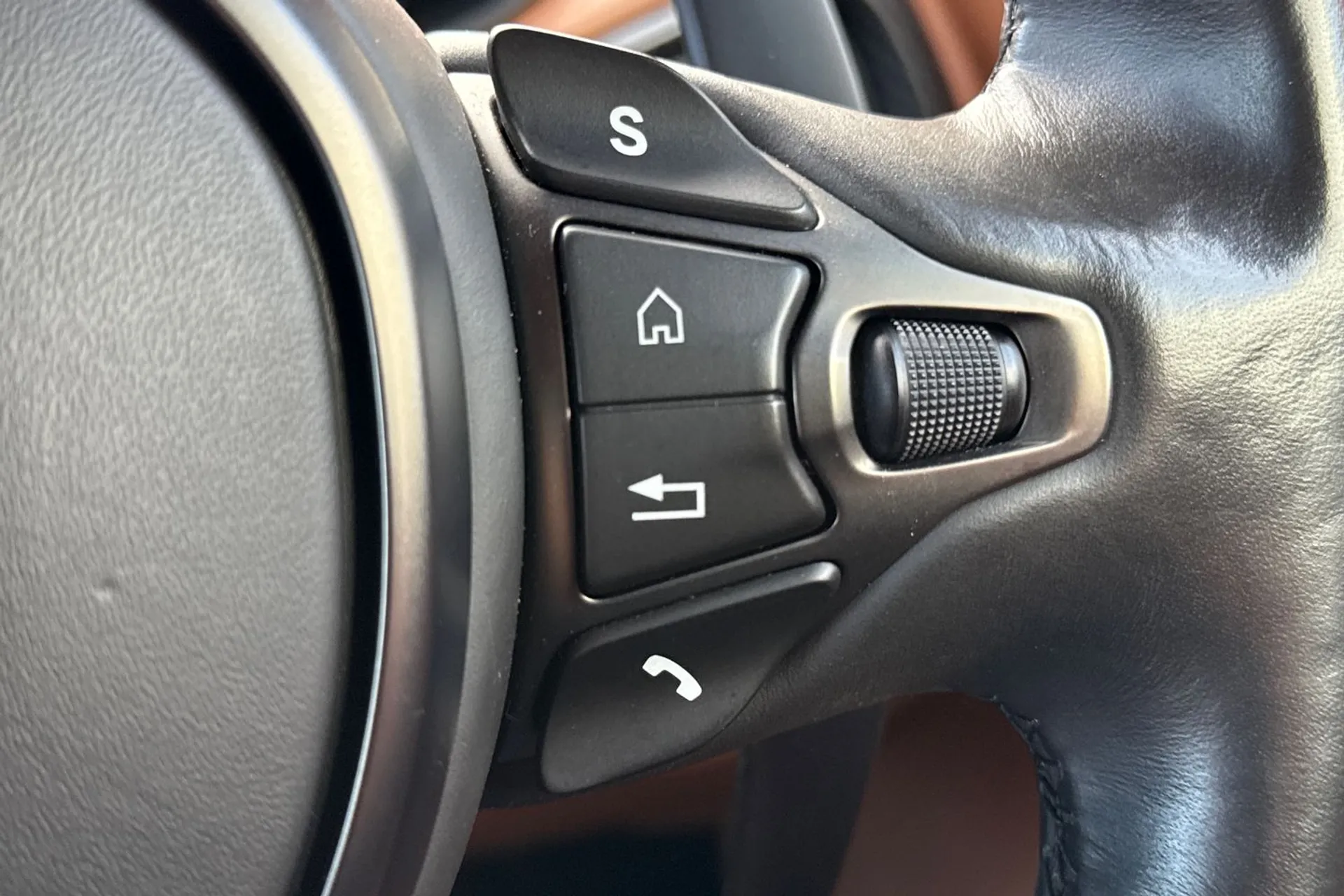 Aston Martin Vantage thumbnail image number 39