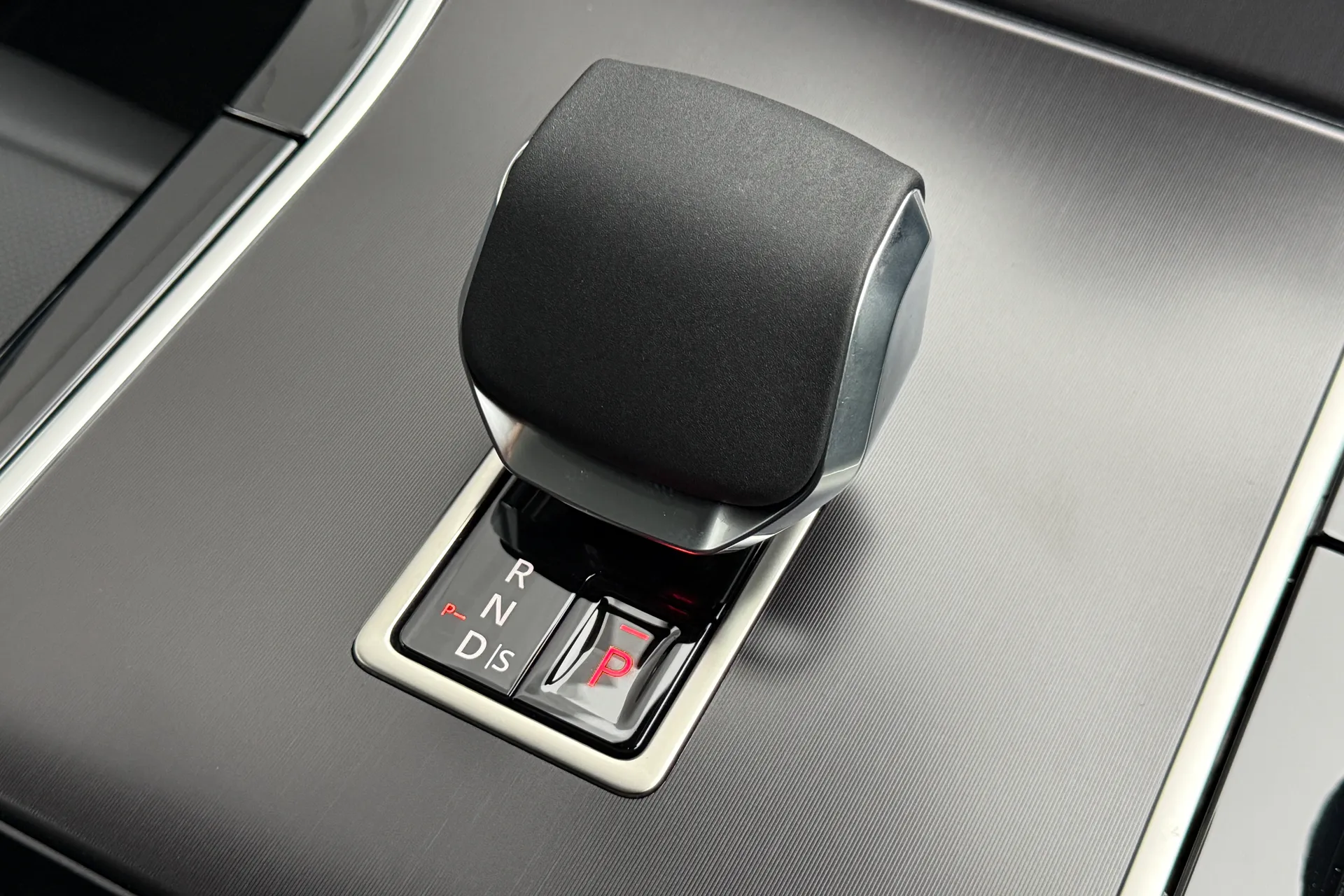 LAND ROVER RANGE ROVER VELAR thumbnail image number 31