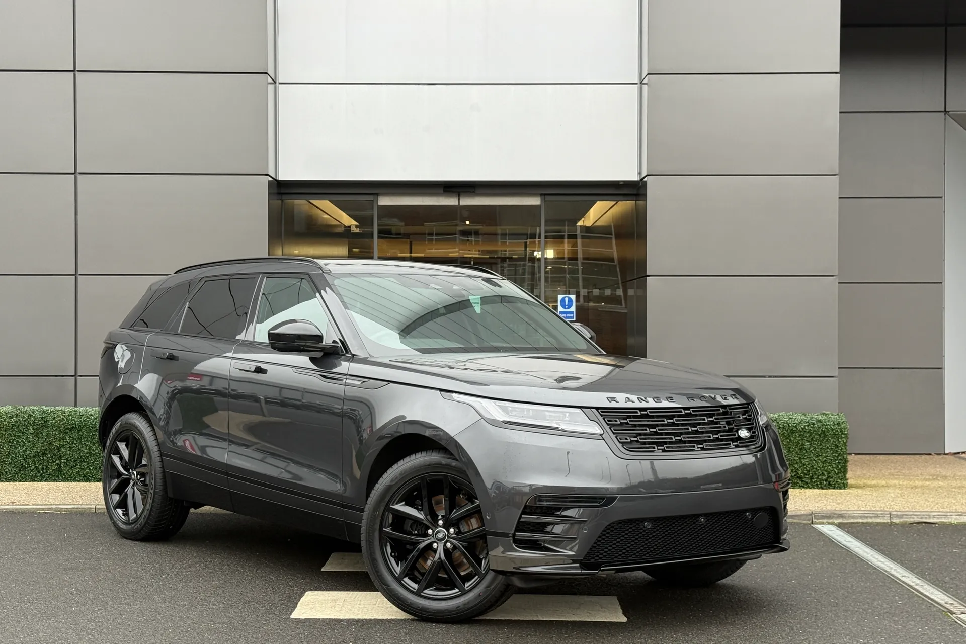 LAND ROVER RANGE ROVER VELAR focused image