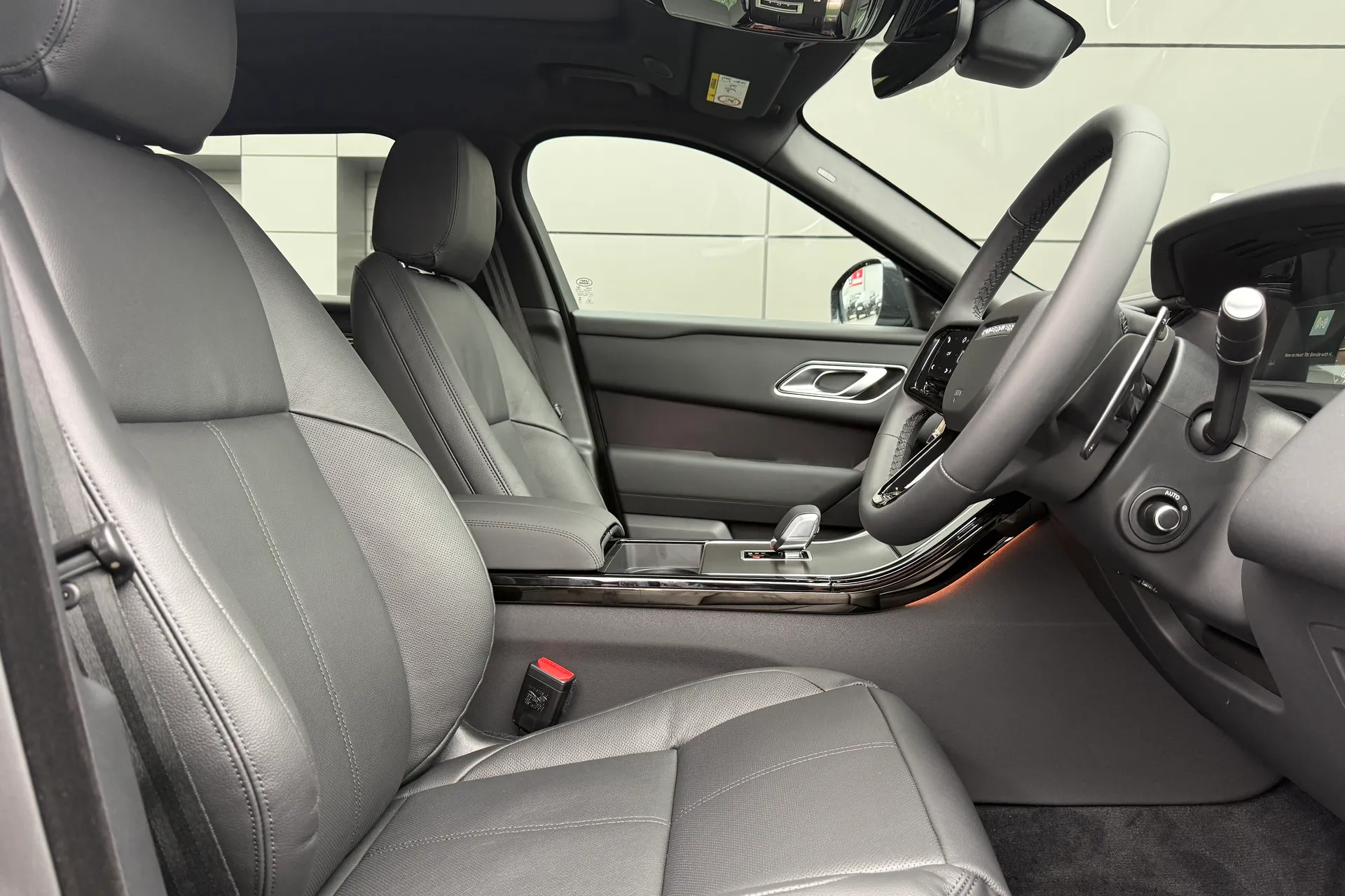 LAND ROVER RANGE ROVER VELAR thumbnail image number 19