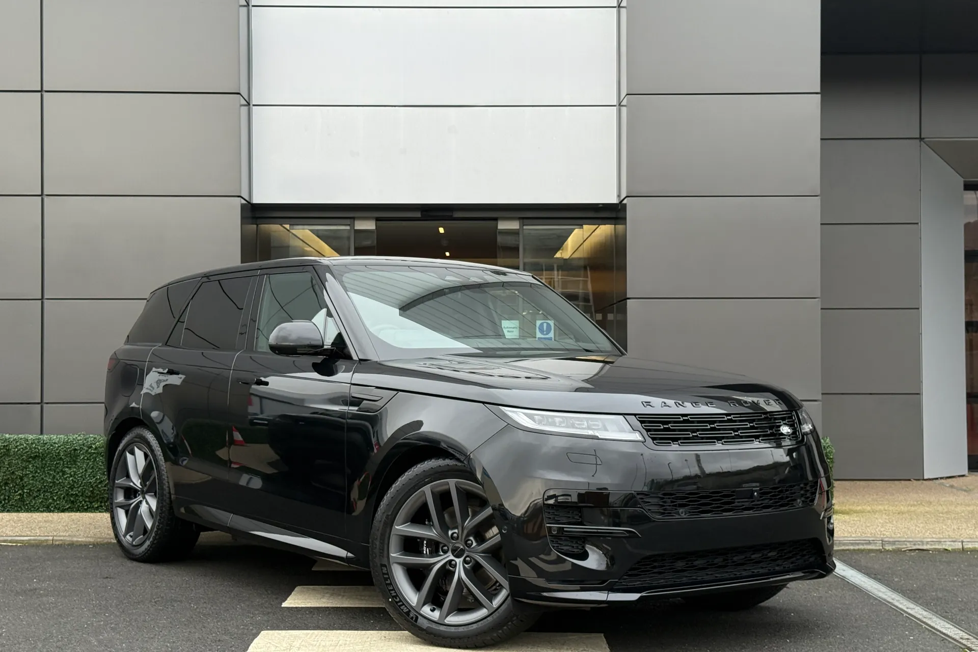 LAND ROVER RANGE ROVER SPORT focused image