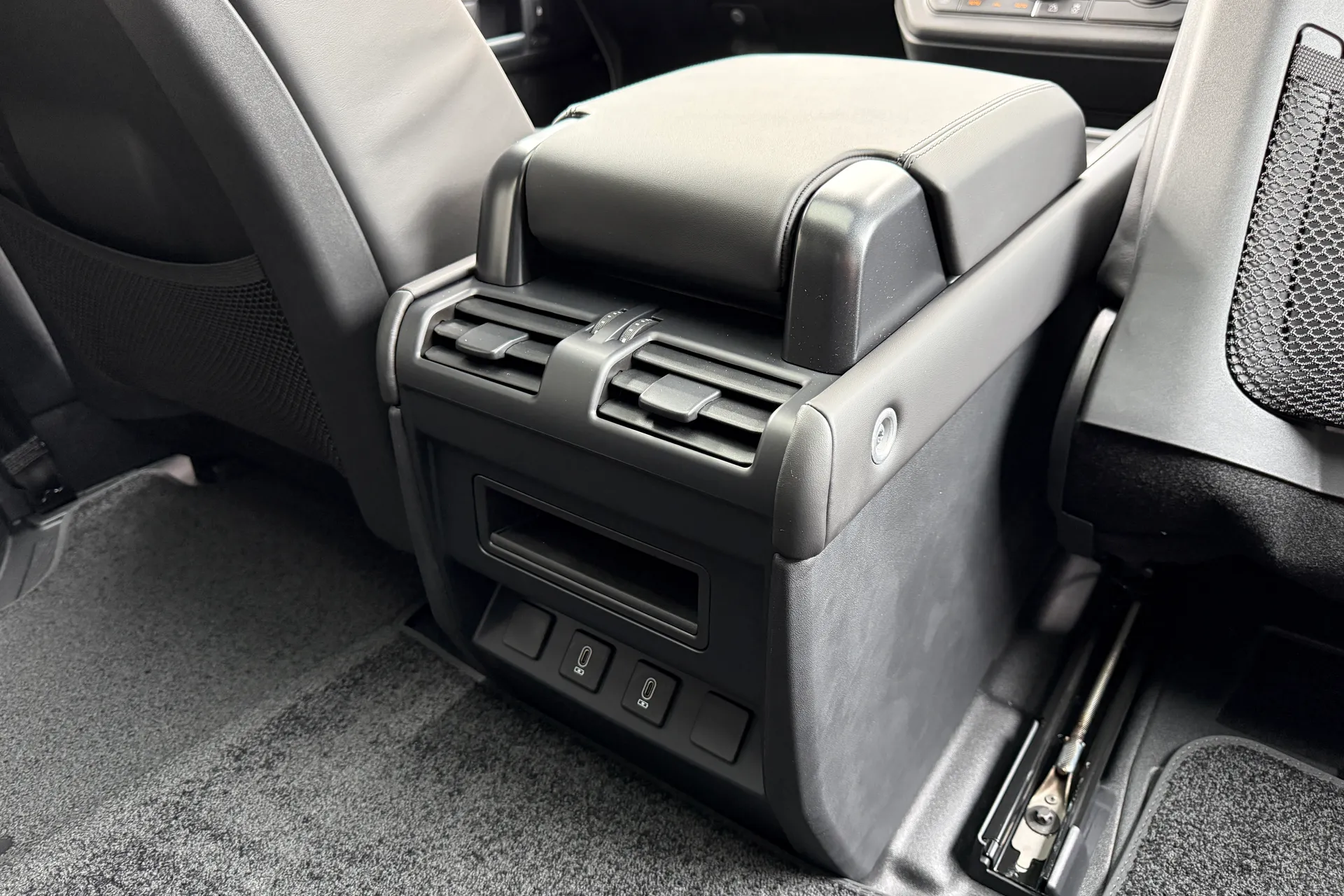 LAND ROVER Defender 90 thumbnail image number 18