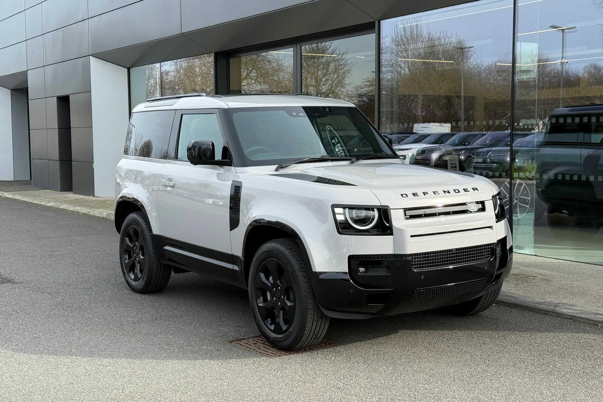 LAND ROVER Defender 90 focused image
