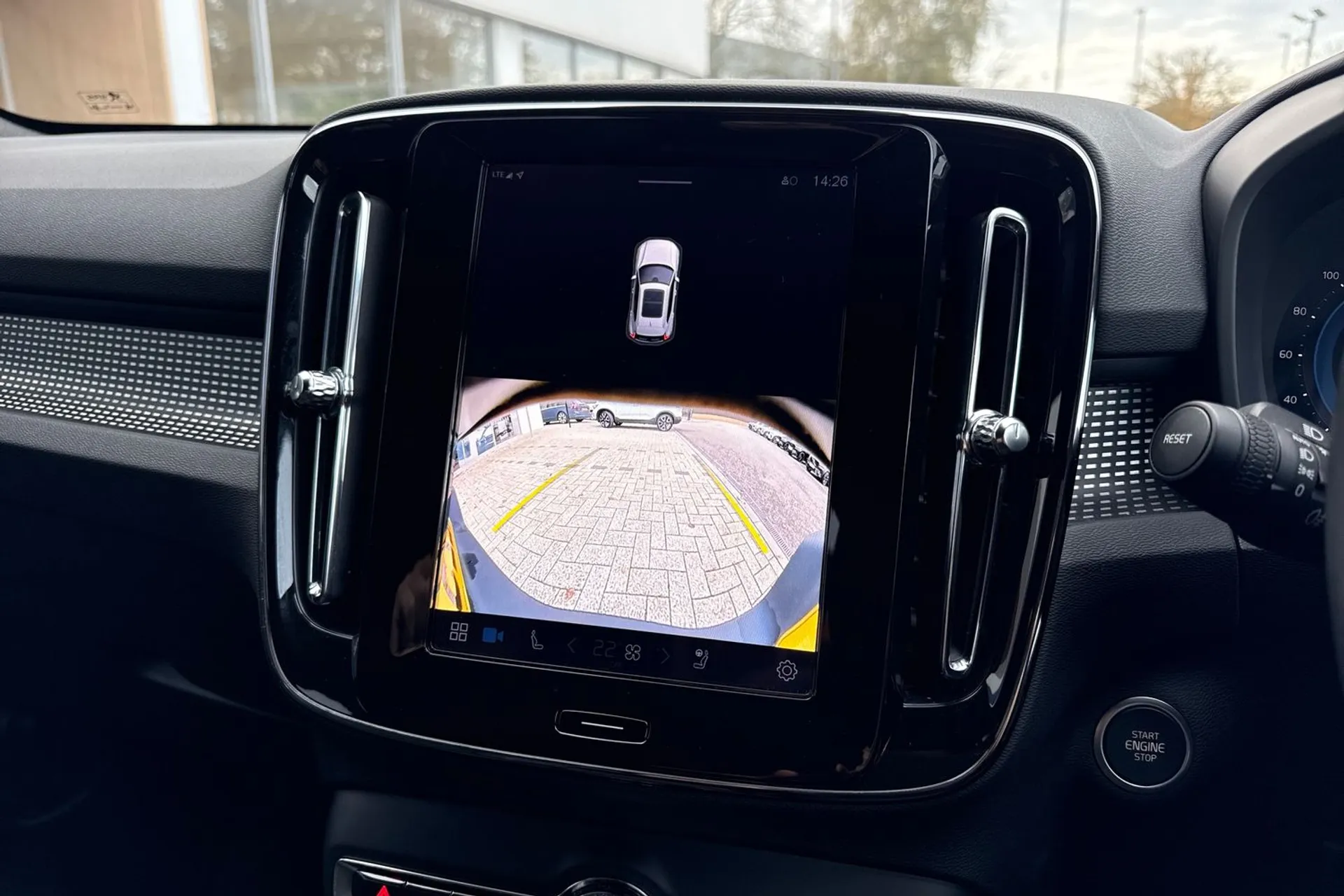 Volvo XC40 thumbnail image number 4