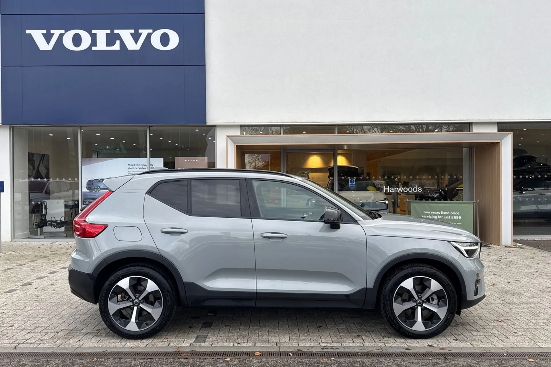 Volvo XC40 thumbnail image number 2