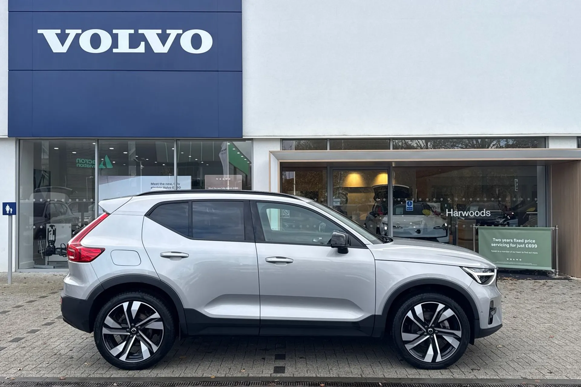 Volvo XC40 thumbnail image number 2