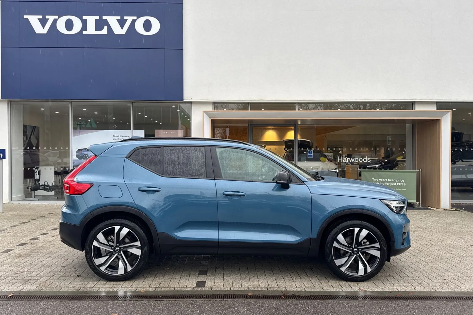 Volvo XC40 thumbnail image number 2