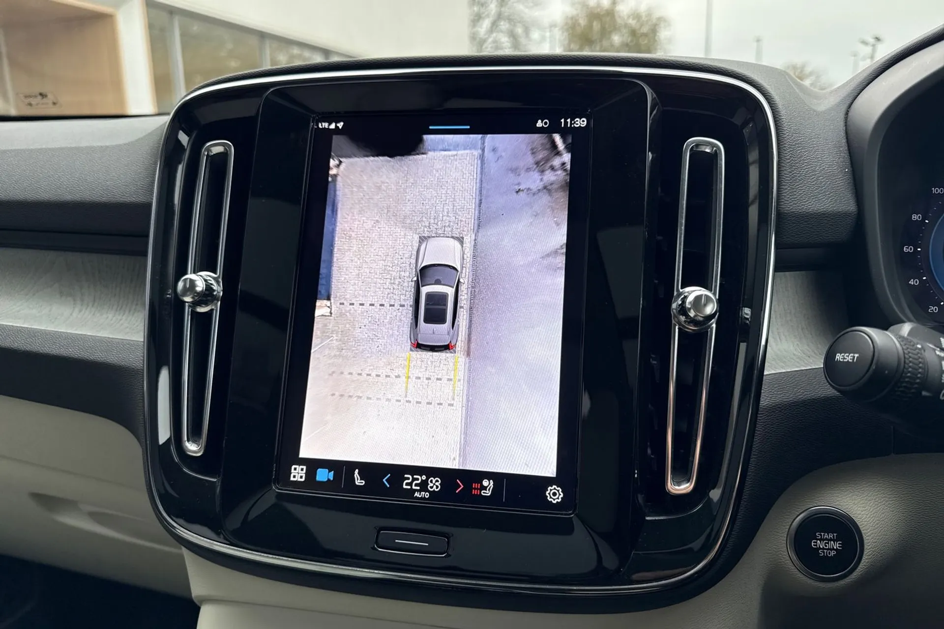 Volvo XC40 thumbnail image number 4