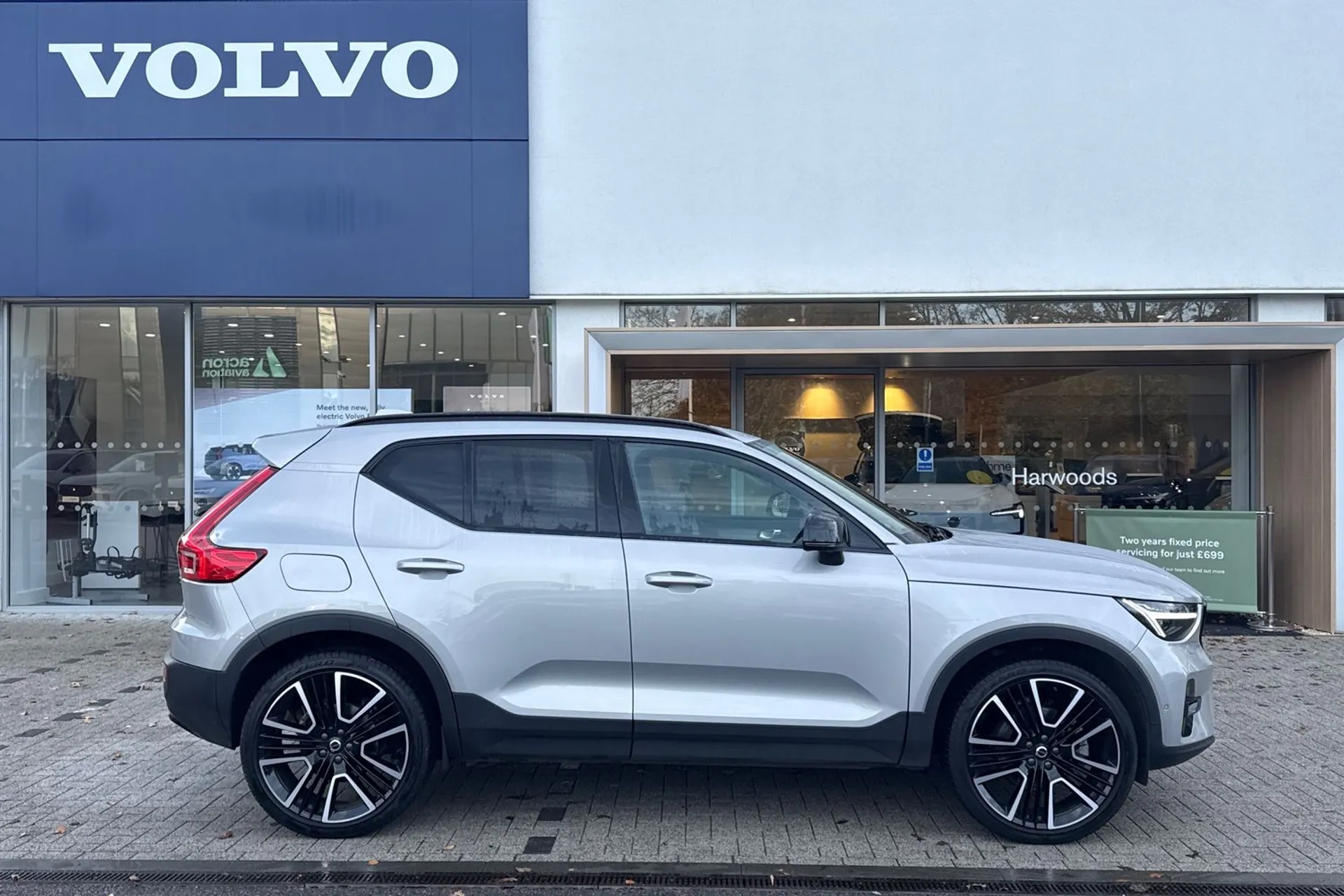 Volvo XC40 thumbnail image number 2