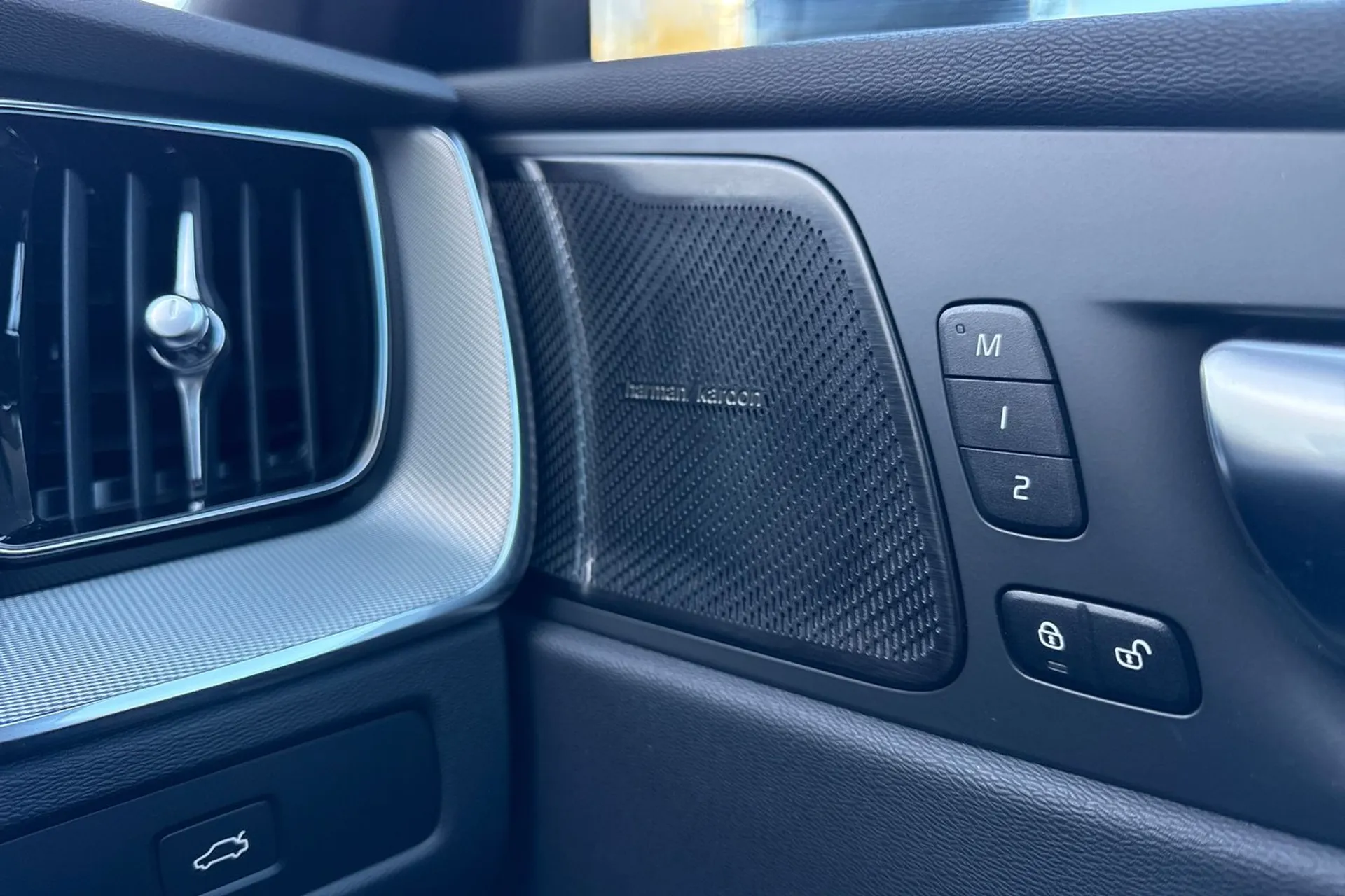 Volvo XC60 thumbnail image number 45