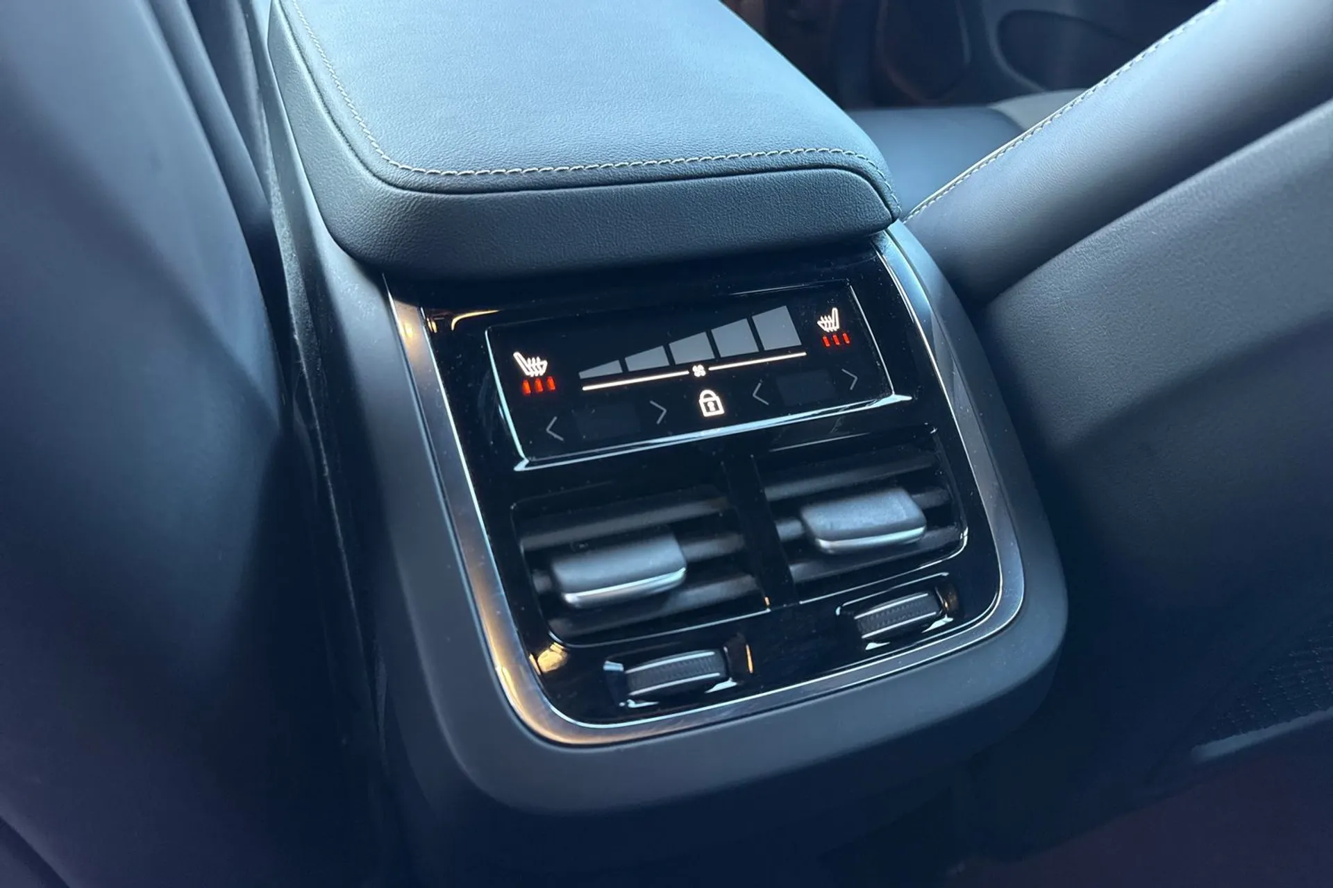 Volvo XC60 thumbnail image number 32