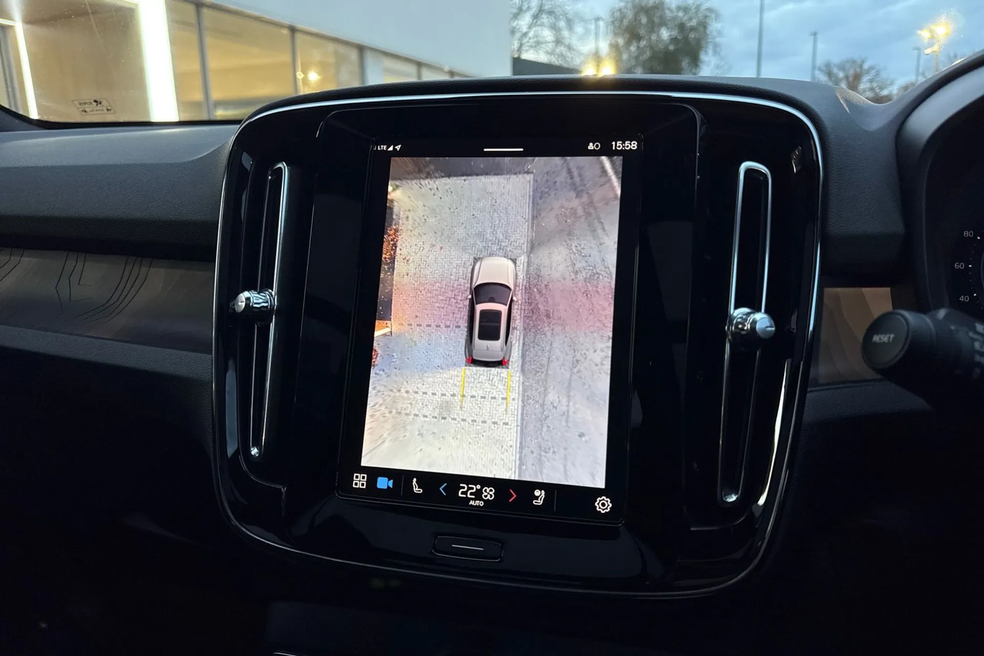 Volvo XC40 thumbnail image number 4