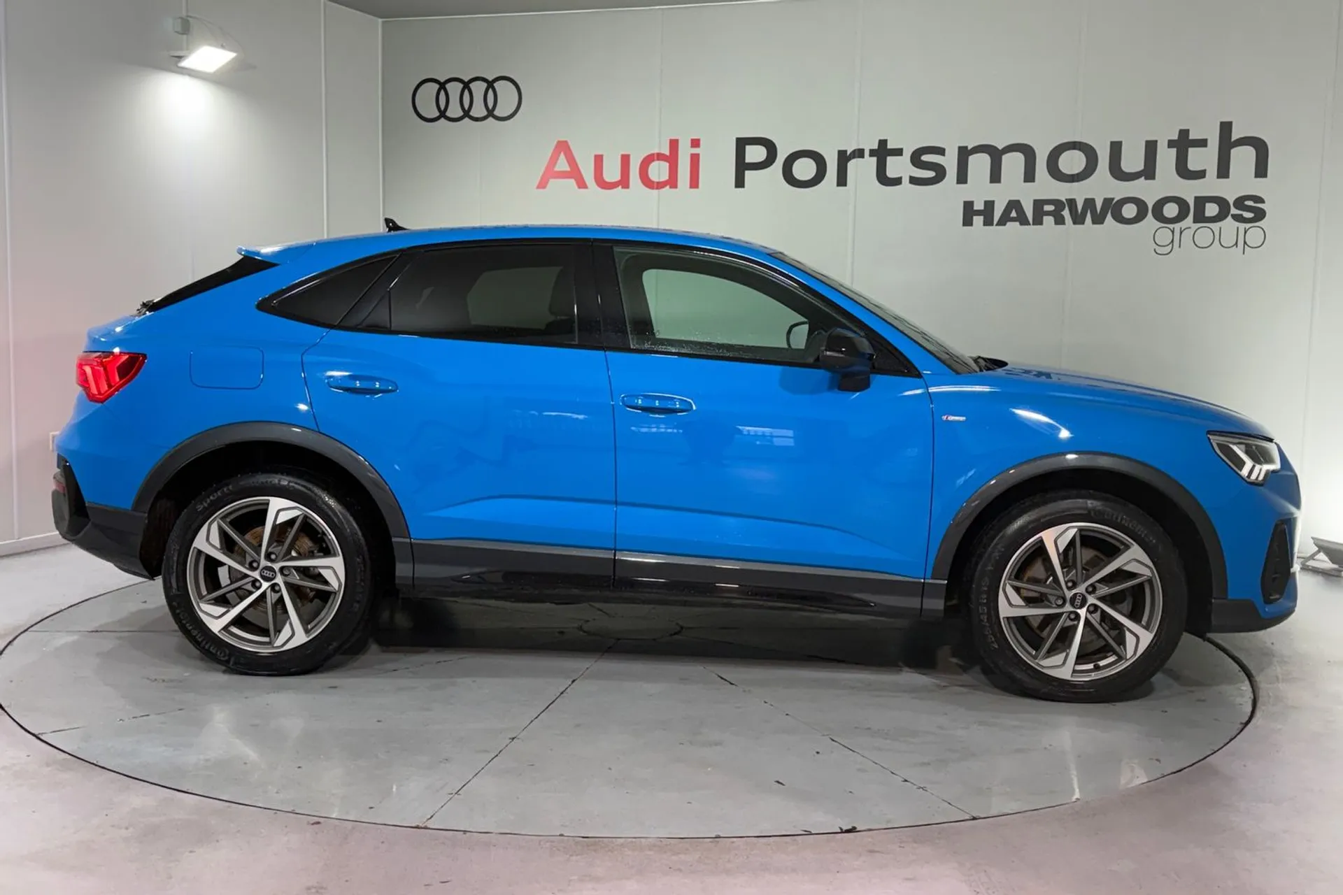 Audi Q3 thumbnail image number 2