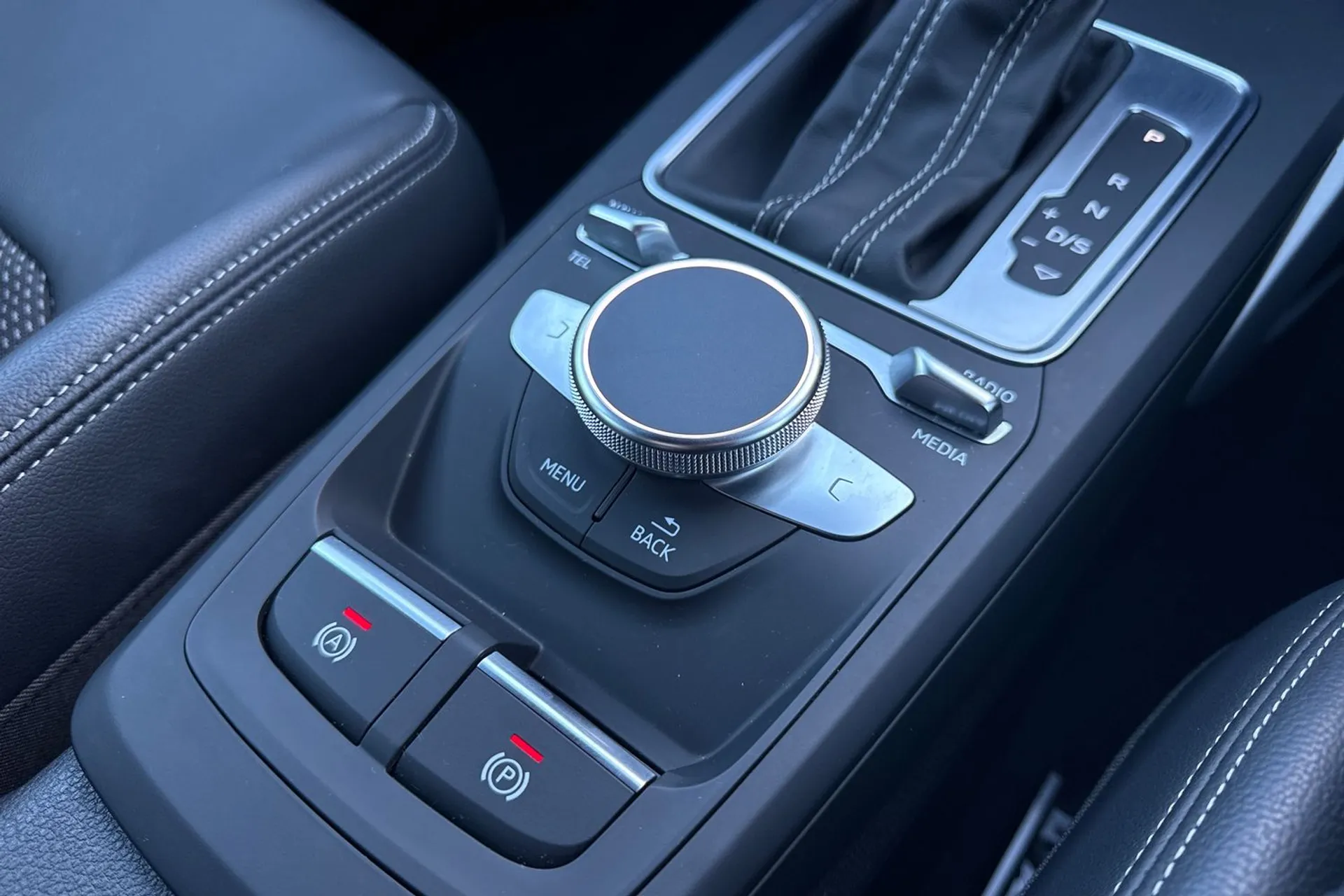 Audi Q2 thumbnail image number 32