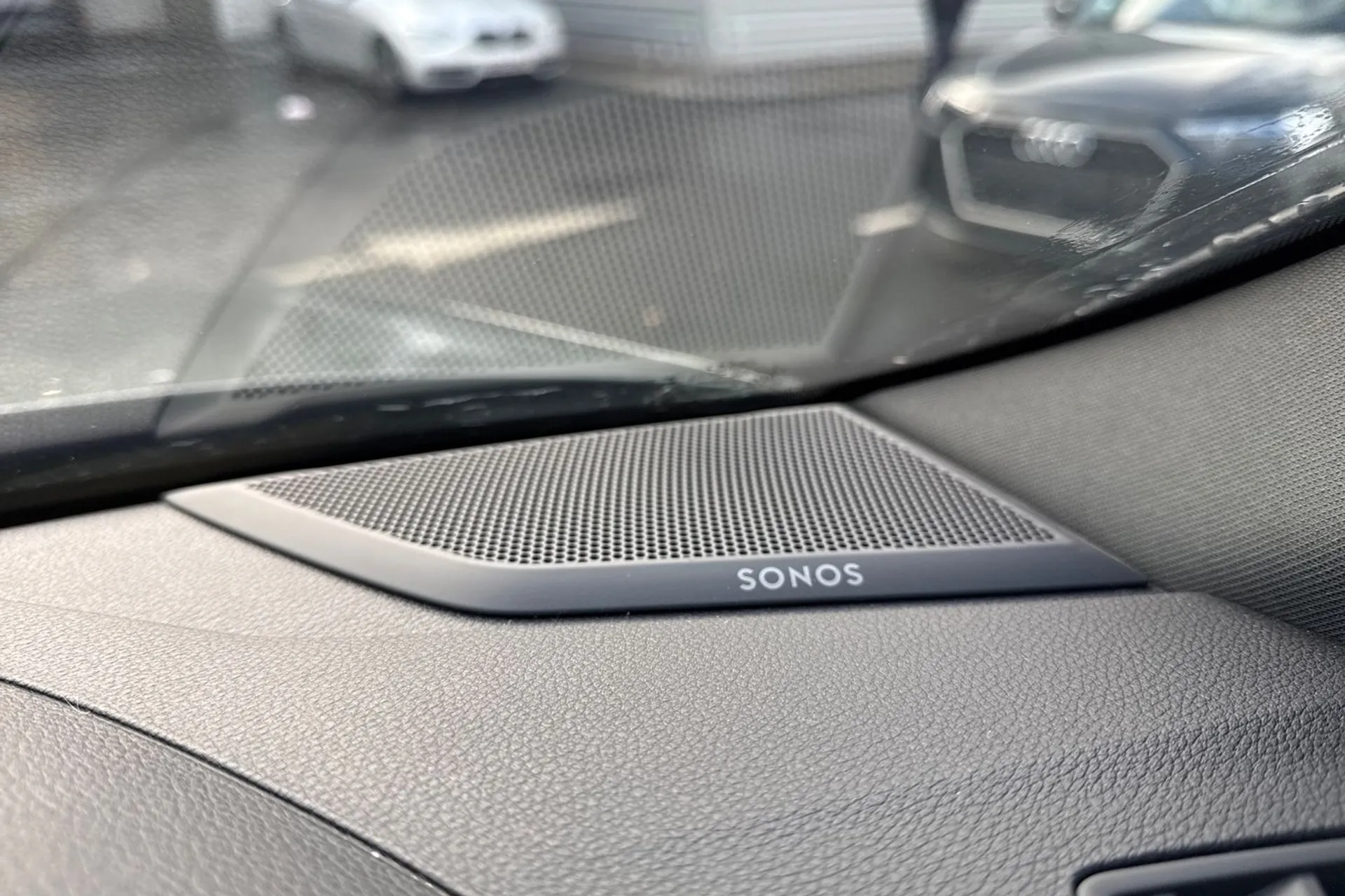 Audi Q3 thumbnail image number 31