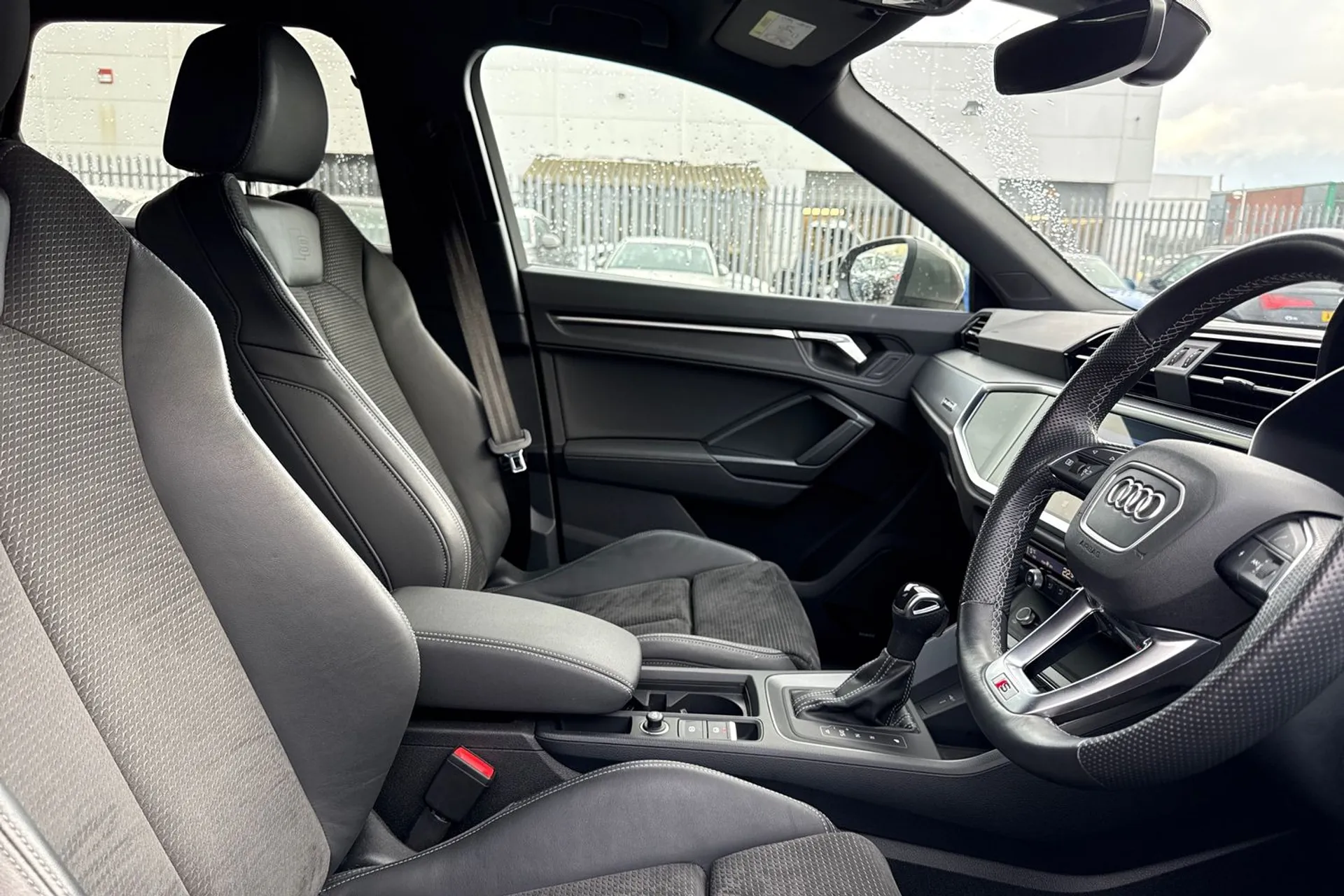 Audi Q3 thumbnail image number 30