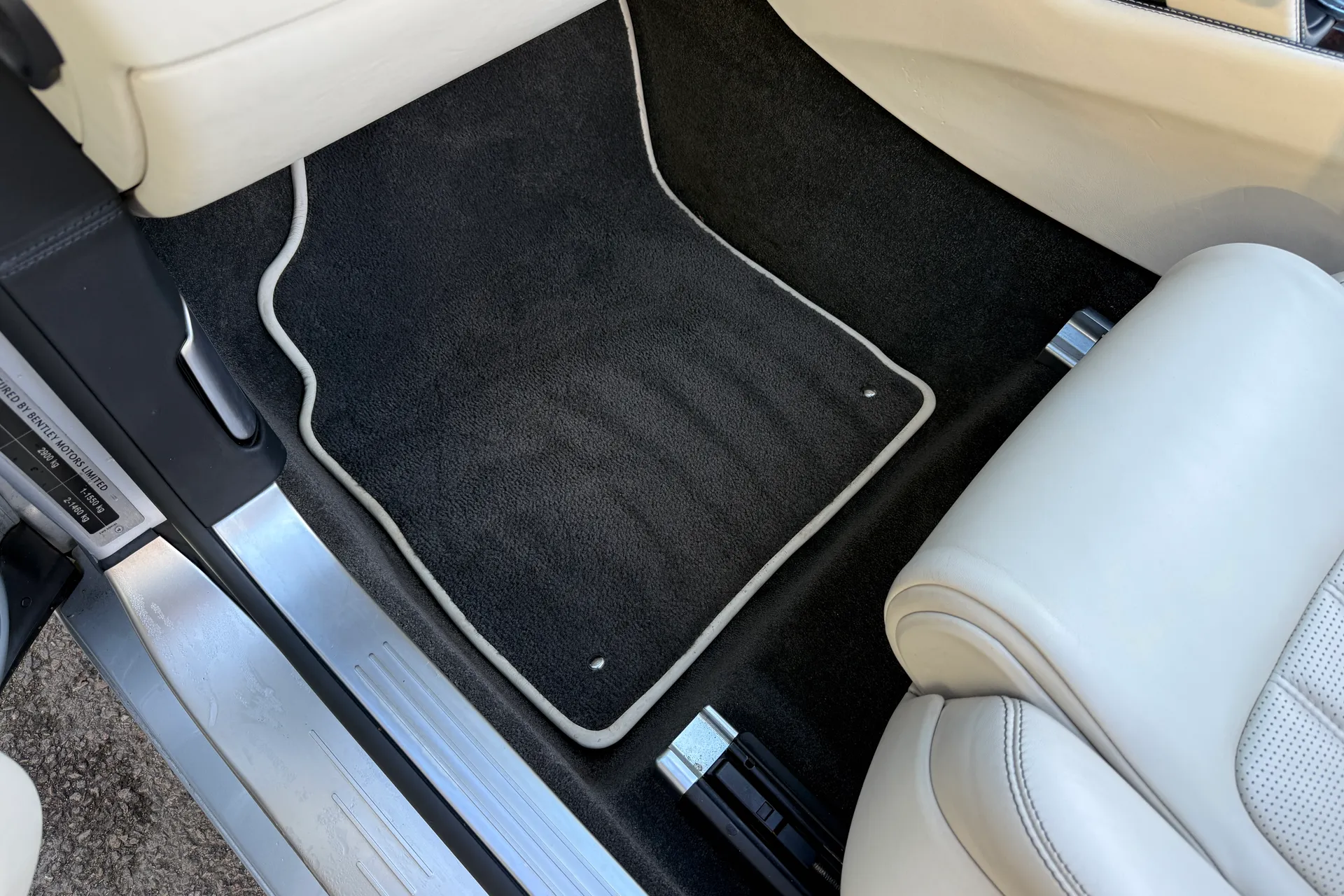 Bentley CONTINENTAL GTC thumbnail image number 15