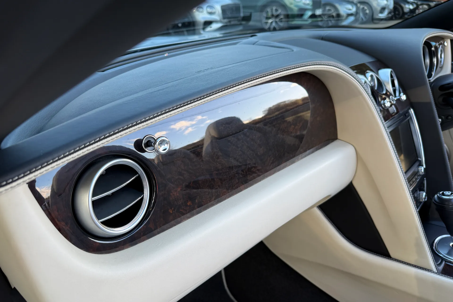 Bentley CONTINENTAL GTC thumbnail image number 16