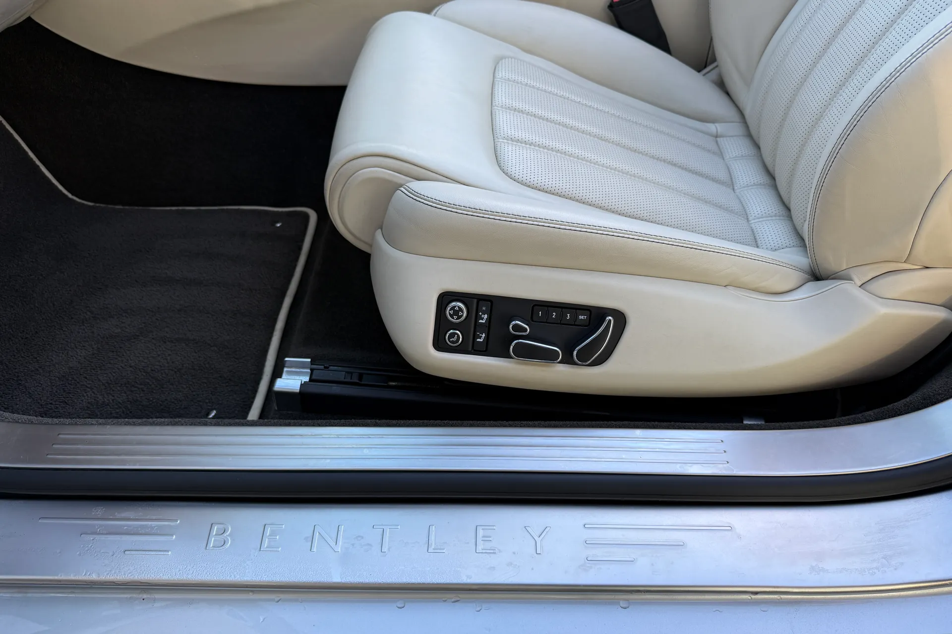 Bentley CONTINENTAL GTC thumbnail image number 13