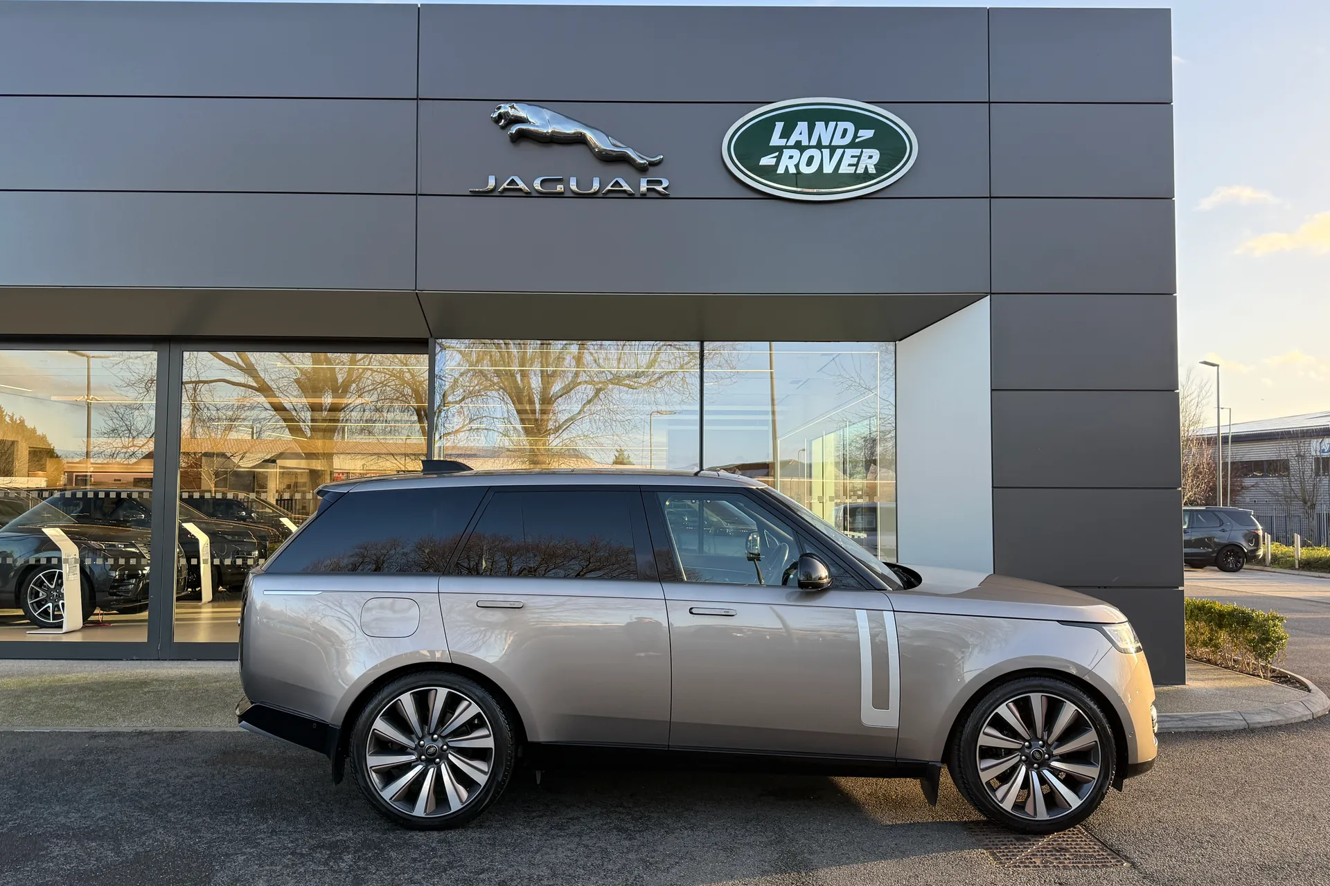 LAND ROVER RANGE ROVER thumbnail image number 2