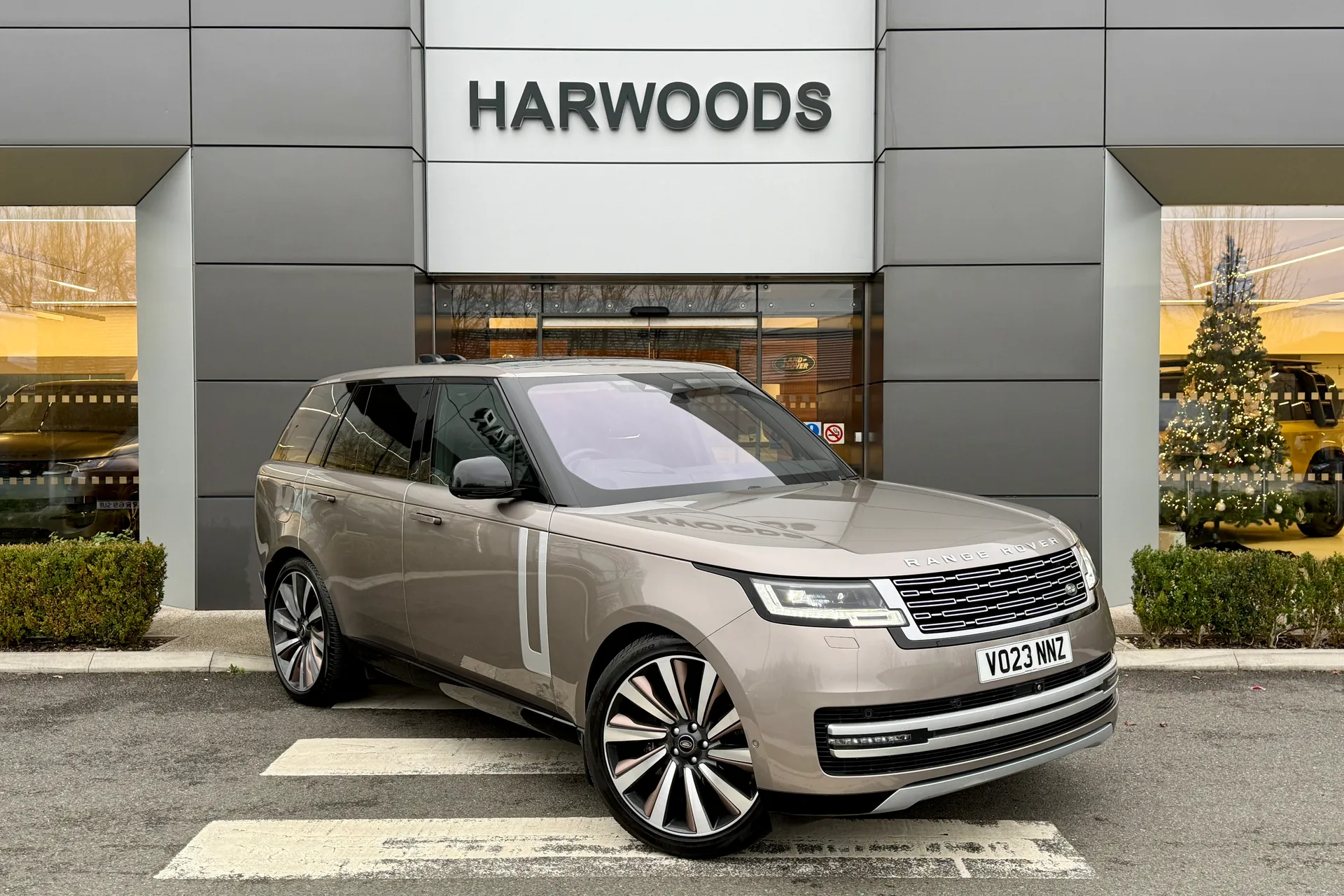 LAND ROVER RANGE ROVER focused image