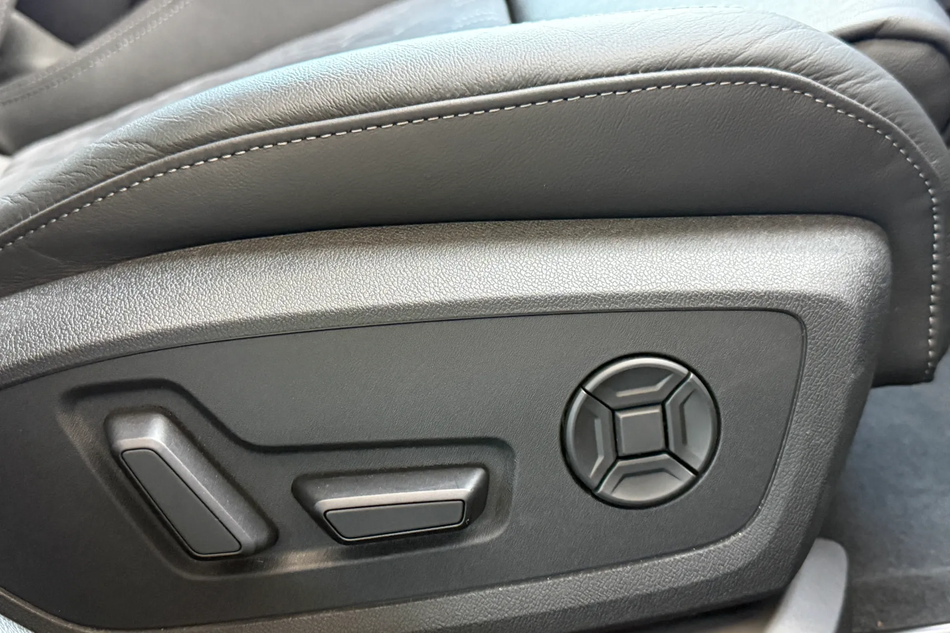 Audi A6 thumbnail image number 30