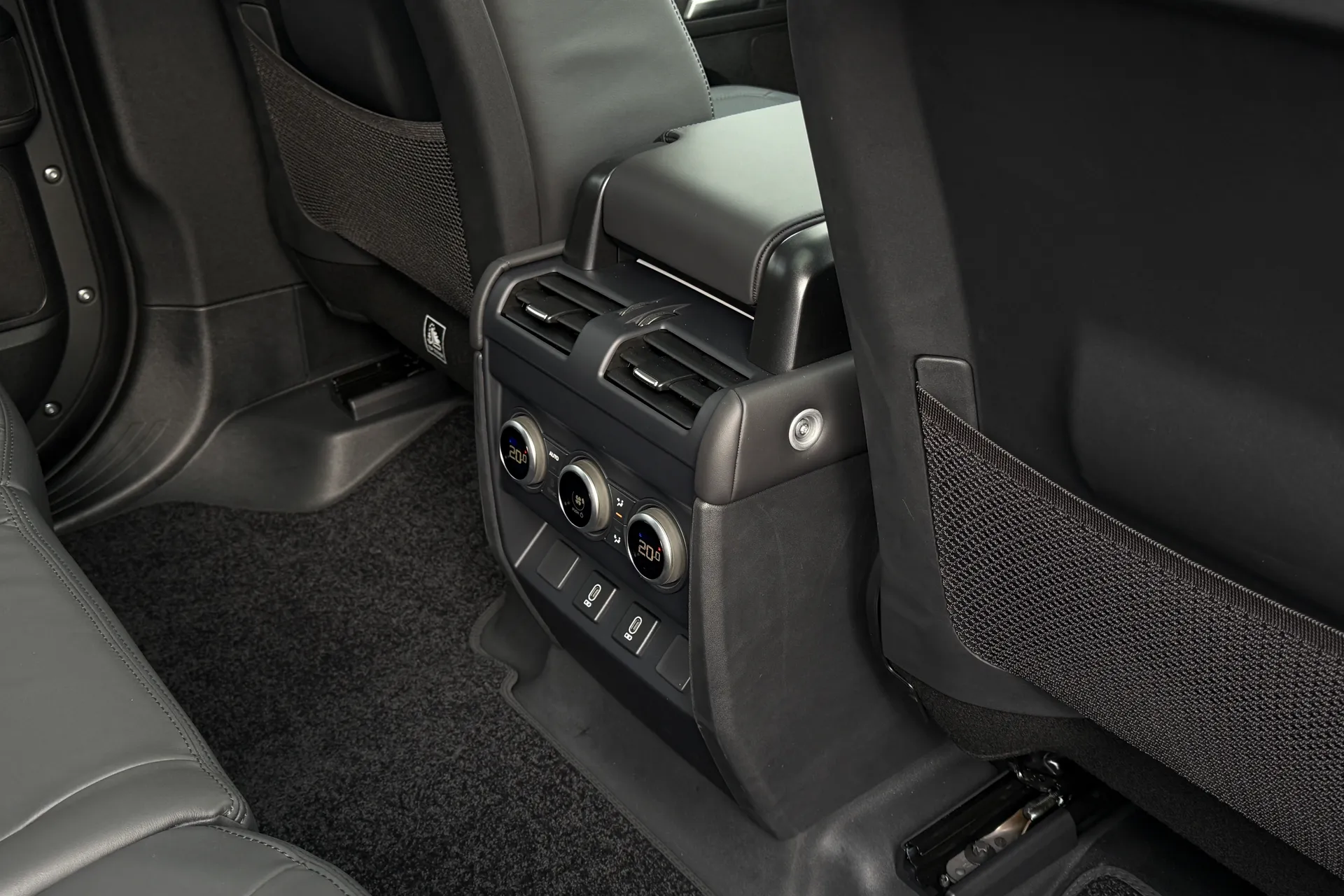 LAND ROVER Defender 130 thumbnail image number 32