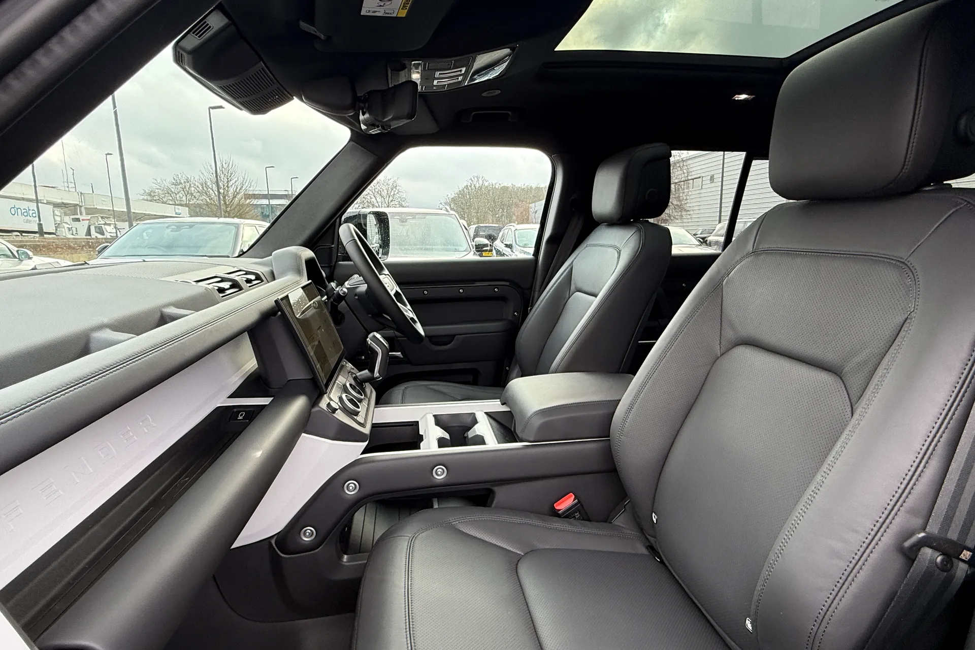 LAND ROVER Defender 130 thumbnail image number 37