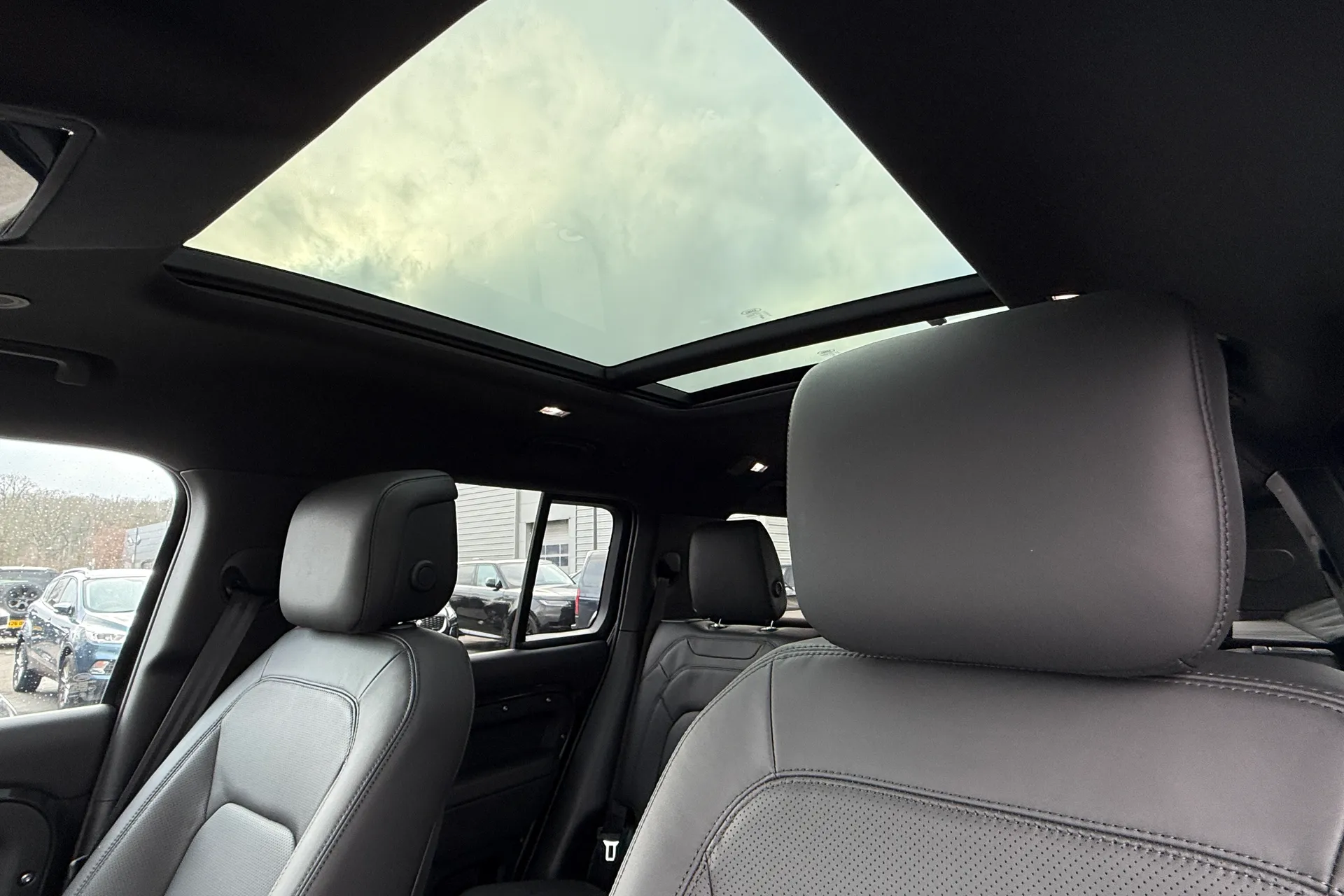 LAND ROVER Defender 130 thumbnail image number 4