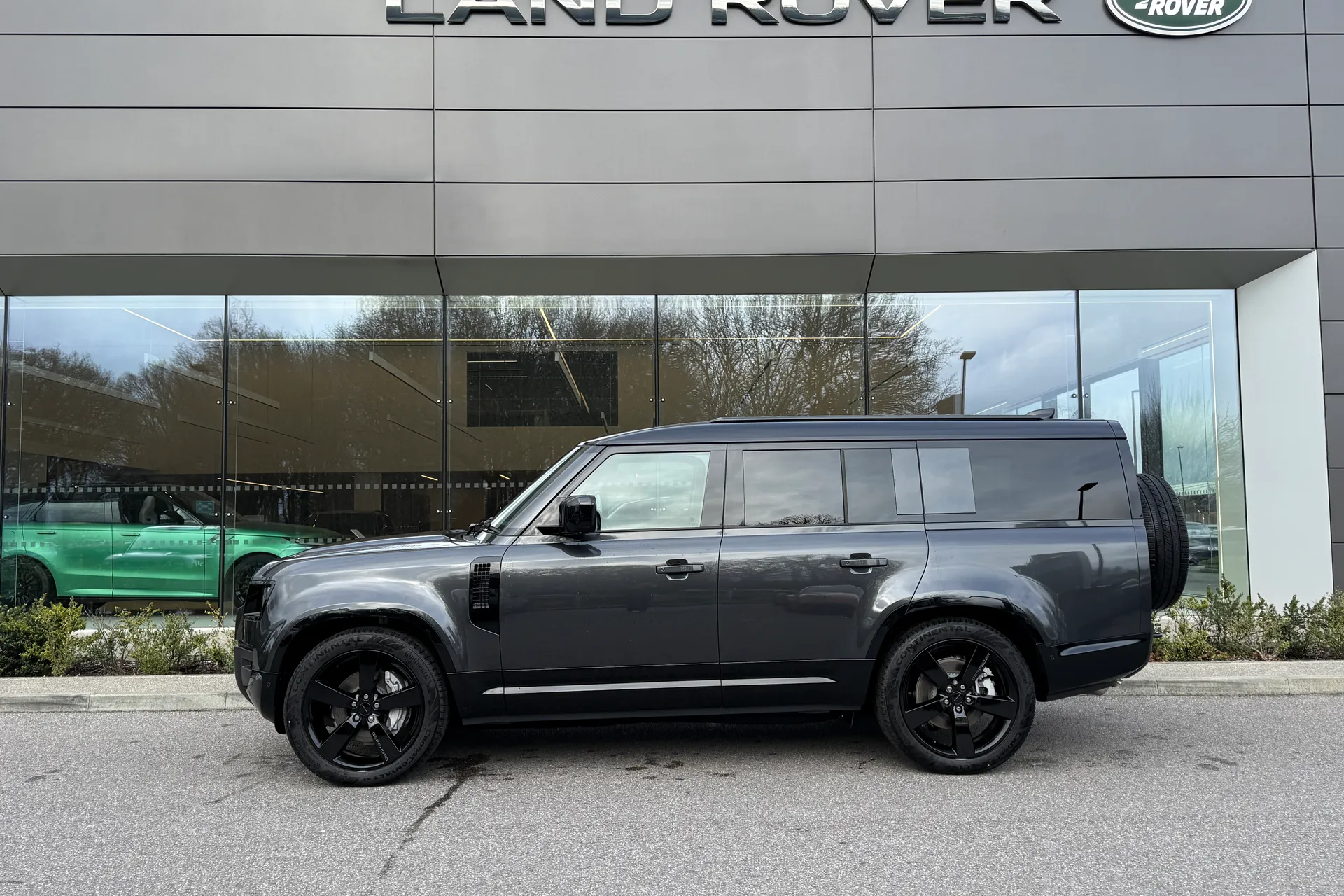 LAND ROVER Defender 130 thumbnail image number 9