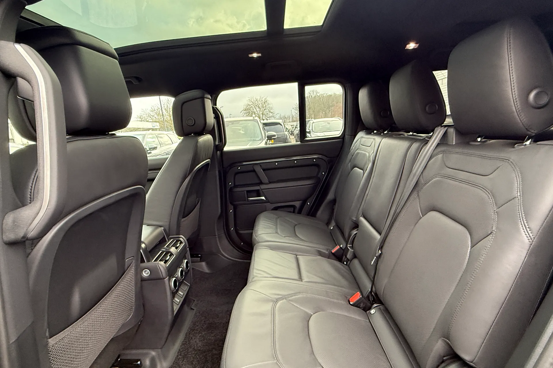 LAND ROVER Defender 130 thumbnail image number 38