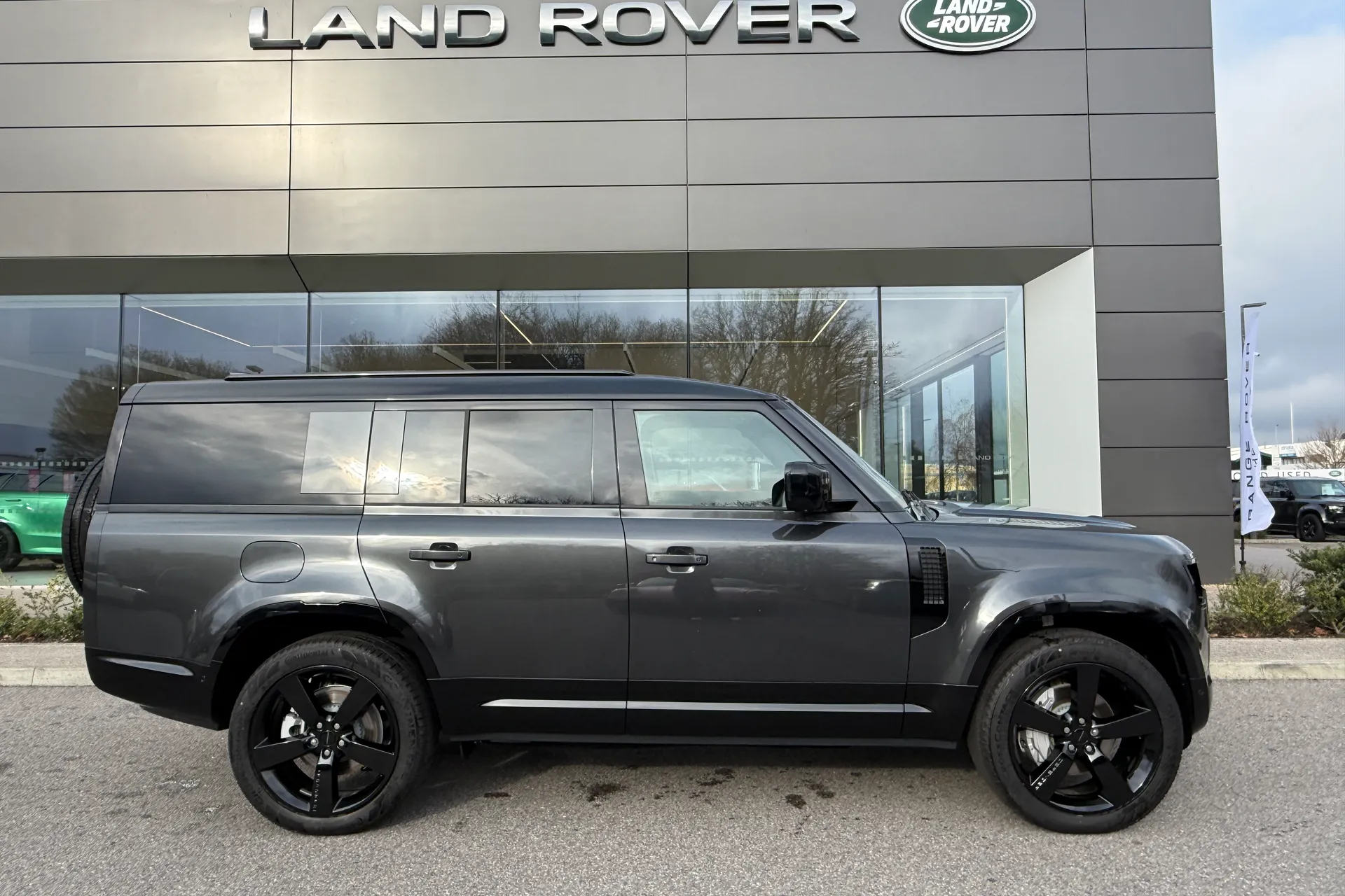 LAND ROVER Defender 130 thumbnail image number 2