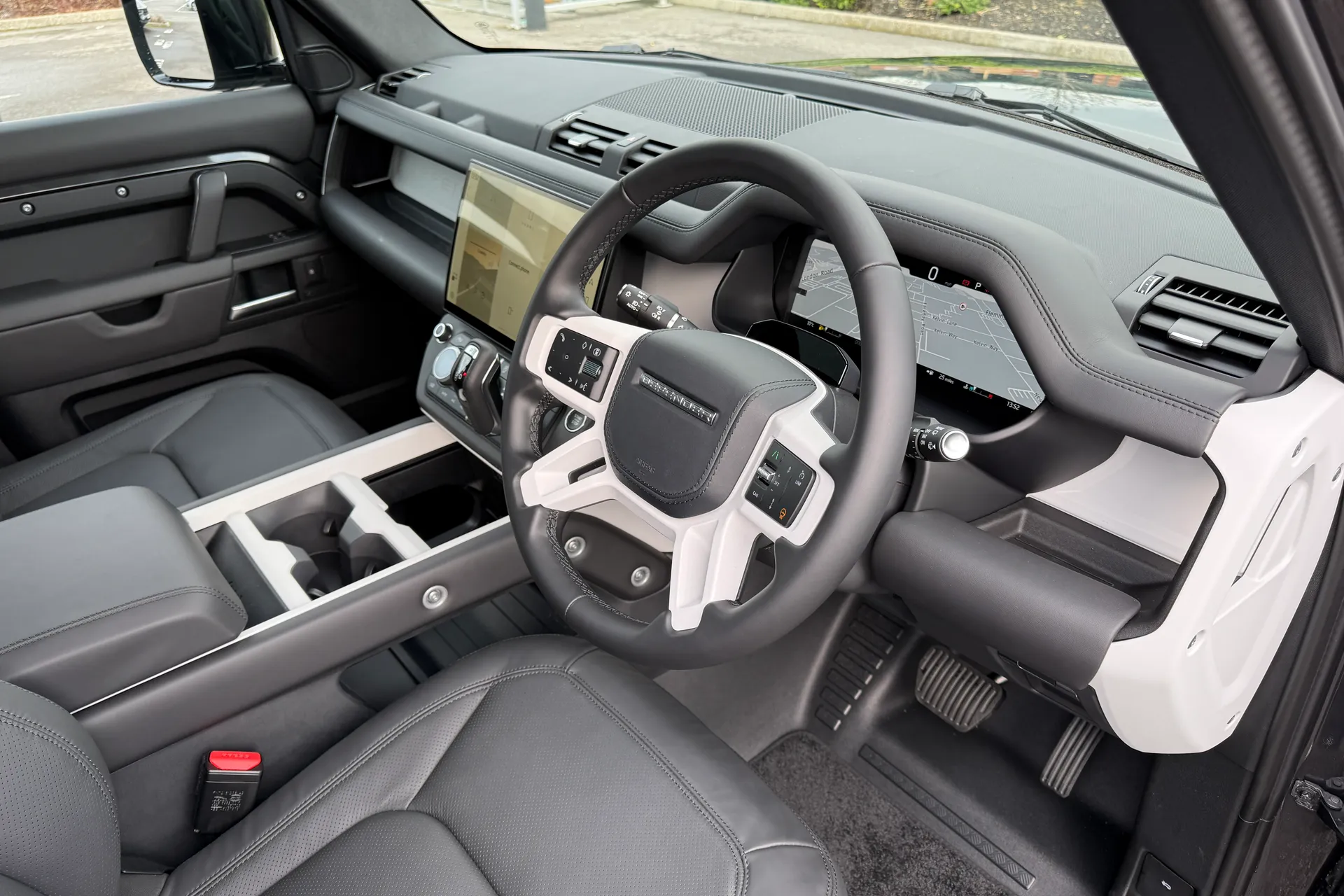 LAND ROVER Defender 130 thumbnail image number 35