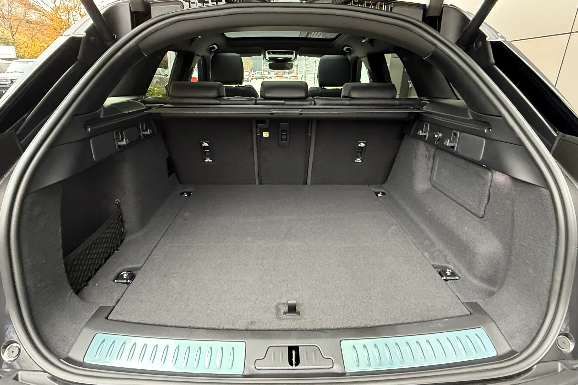 LAND ROVER RANGE ROVER VELAR thumbnail image number 28