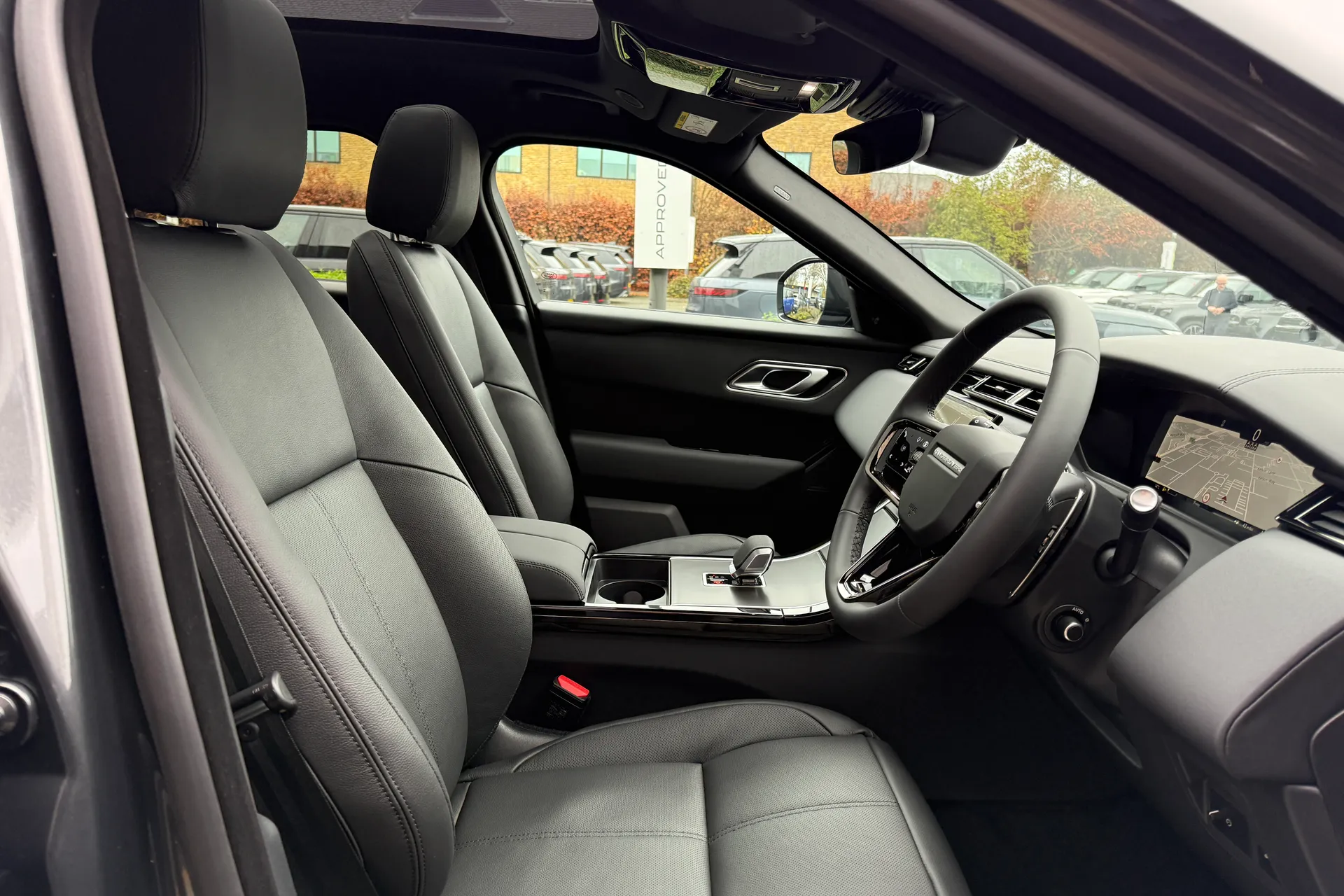 LAND ROVER RANGE ROVER VELAR thumbnail image number 37