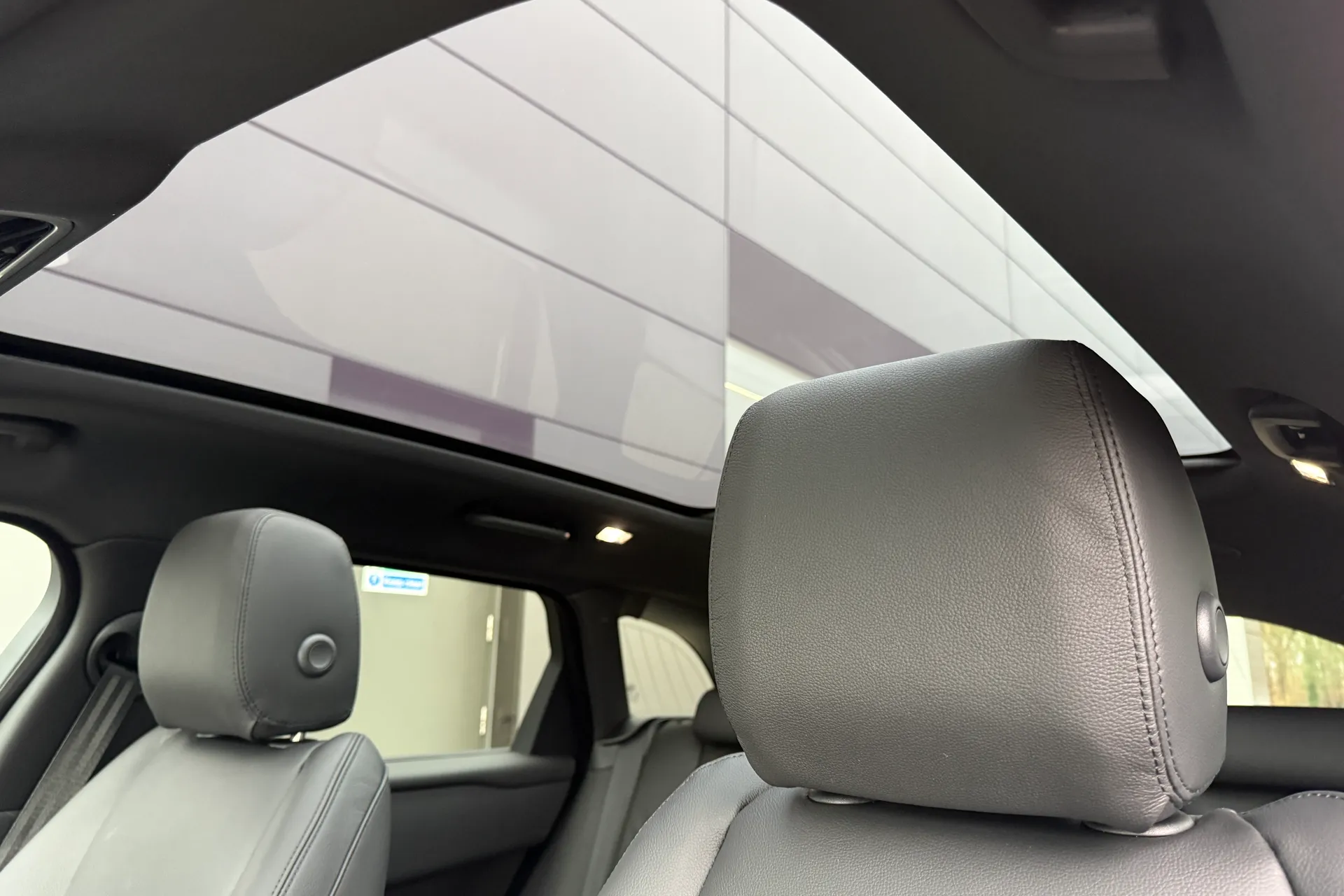 LAND ROVER RANGE ROVER VELAR thumbnail image number 4